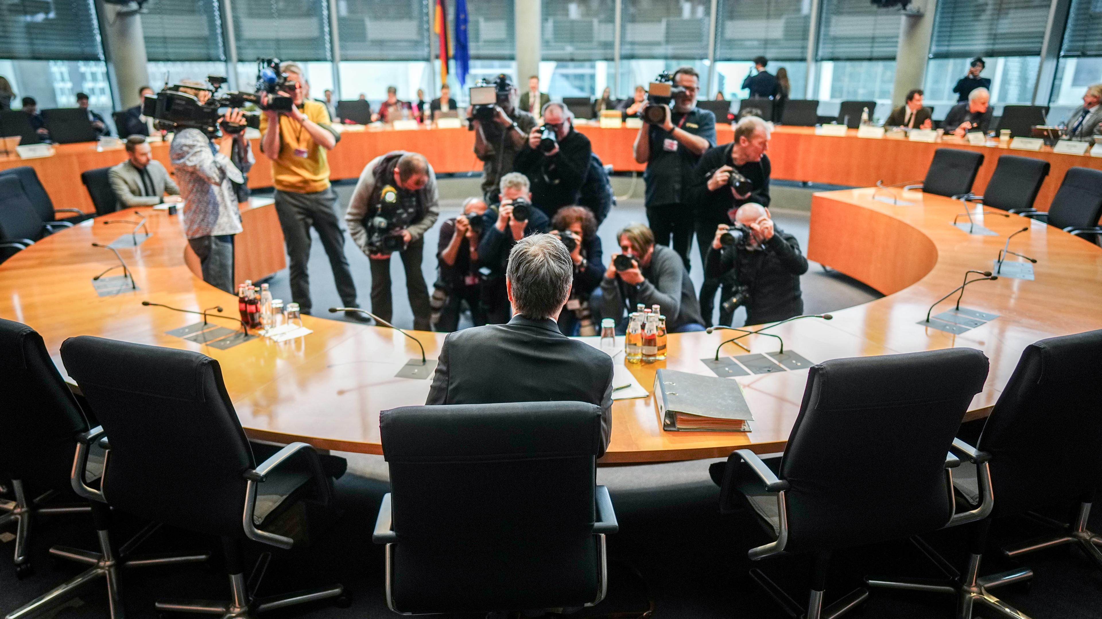 Robert Habeck (Bündnis 90/Die Grünen - Vordergrund), Bundesminister für Wirtschaft und Klimaschutz, wird vor seiner Aussage als Zeuge in der Sitzung des Untersuchungsausschusses zum Atomausstieg fotografiert und gefilmt.