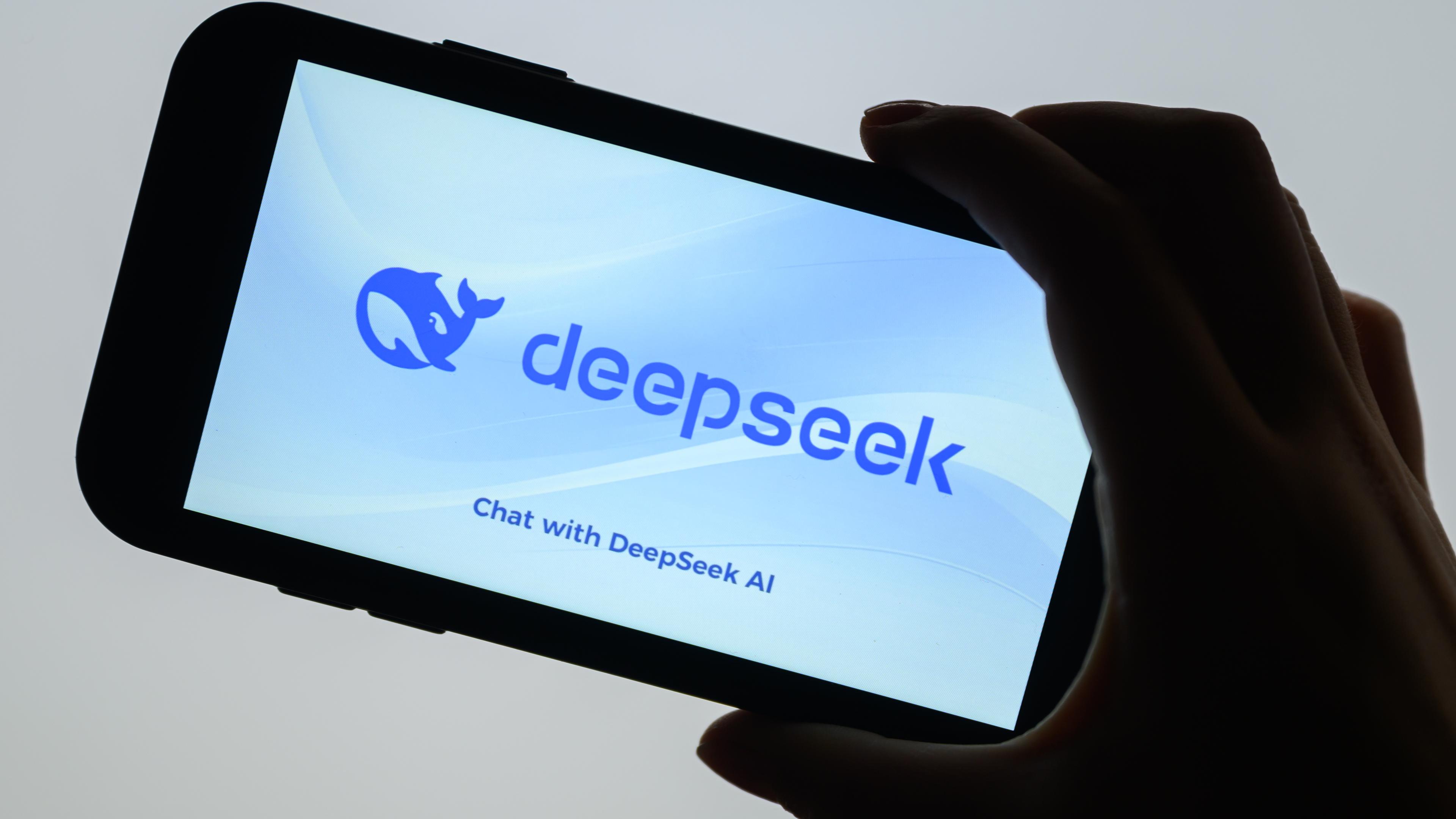 KI-Startup DeepSeek Bild von einem Handy in einer Hand