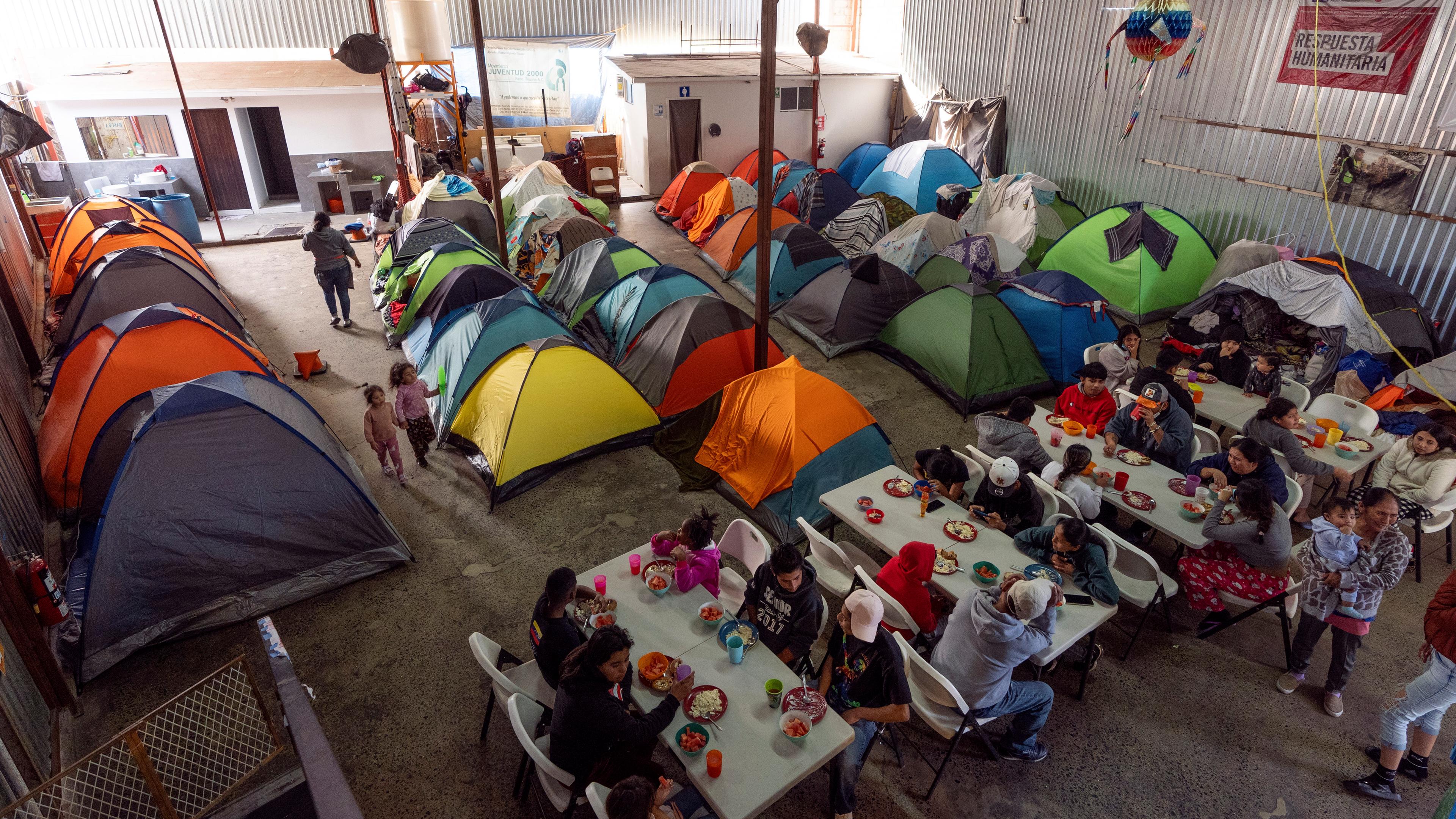 22.01.2025, Mexiko, Tijuana: Migranten essen in der Grenzstadt Tijuana, Mexiko, in einer Unterkunft.