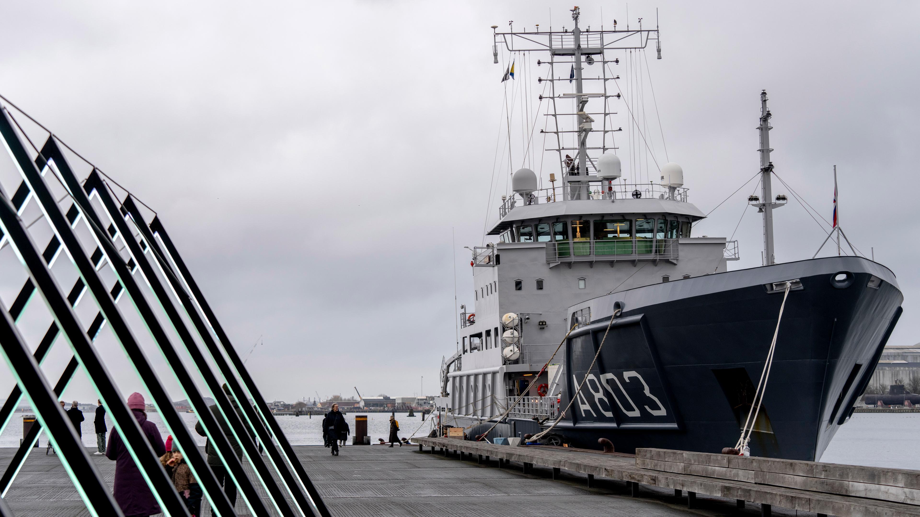  NATO-Marineschiffe liegen am Ofelia Plads im Hafen von Kopenhagen. Das Schiff A803 wird an der erweiterten NATO-Operation Baltic Sentry in der Ostsee teilnehmen, um kritische Infrastrukturen wie Kabel und Leitungen auf dem Meeresboden zu schützen