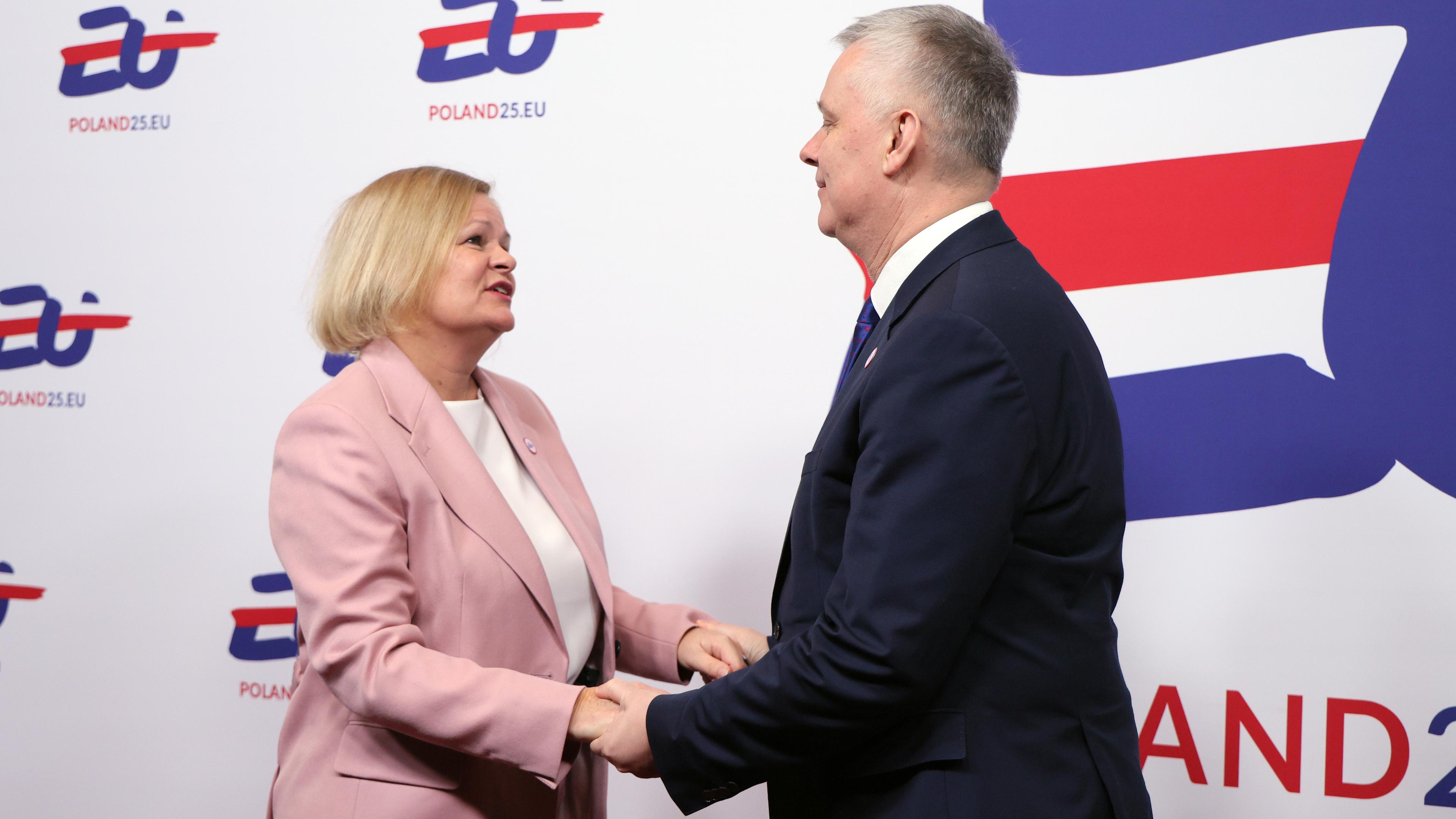 Der polnische Innenminister Tomasz Siemoniak (r) und Nancy Faeser (SPD), Bundesministerin des Innern und Heimat, nehmen an einer offiziellen Begrüßungszeremonie vor dem informellen Treffen der Justiz- und Innenminister teil und begrüßen sich 