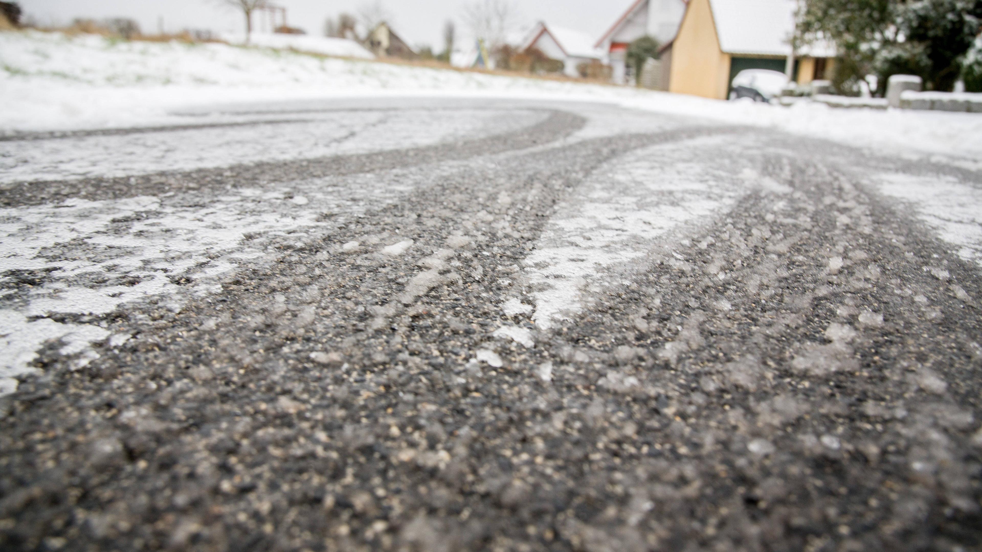 Schnee und Eis auf einer Straße