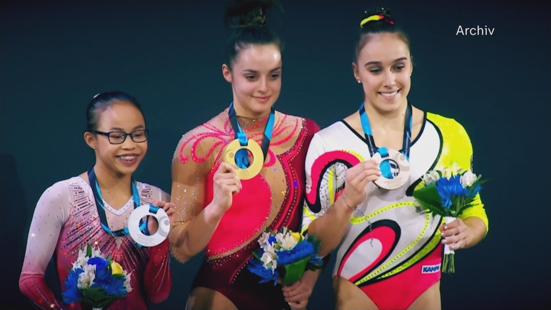 Drei Turnerinen auf dem Olympischen Podium