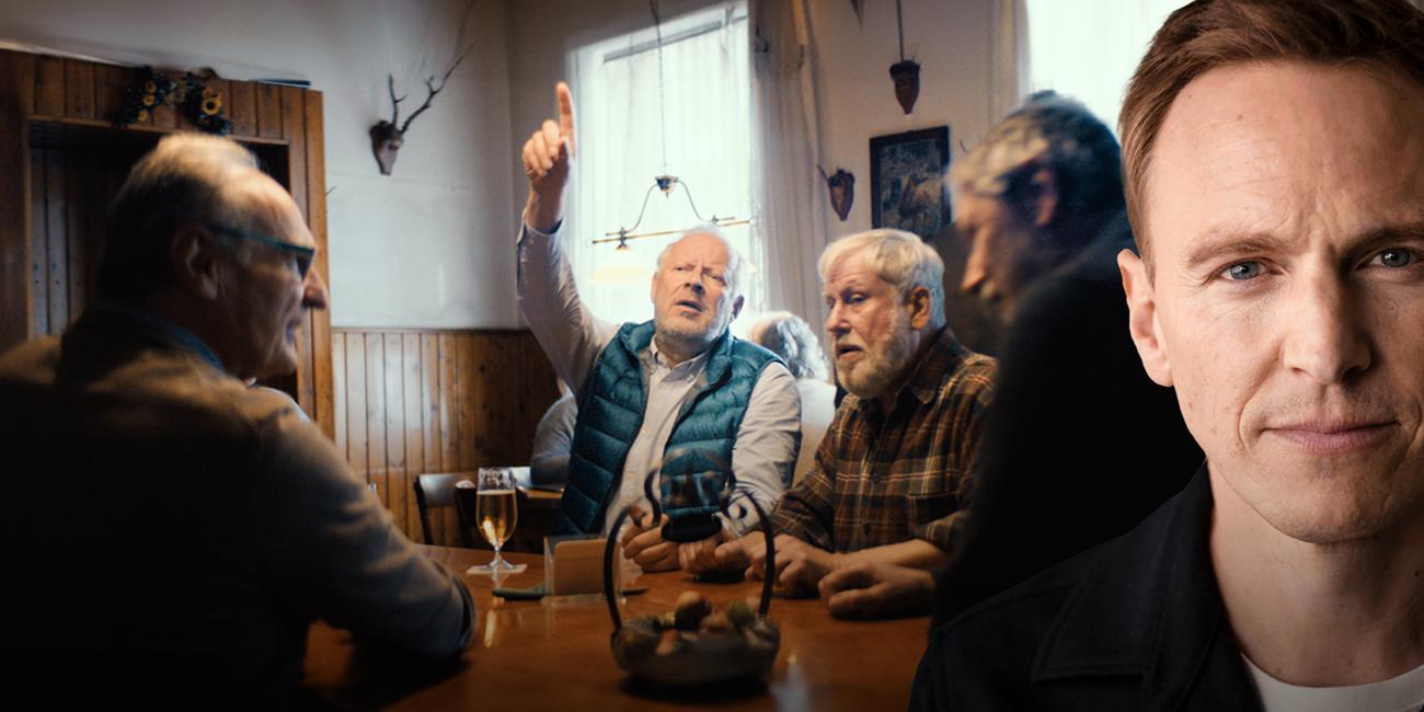 Mehrere ältere Herren sitzen in einer Kneipe