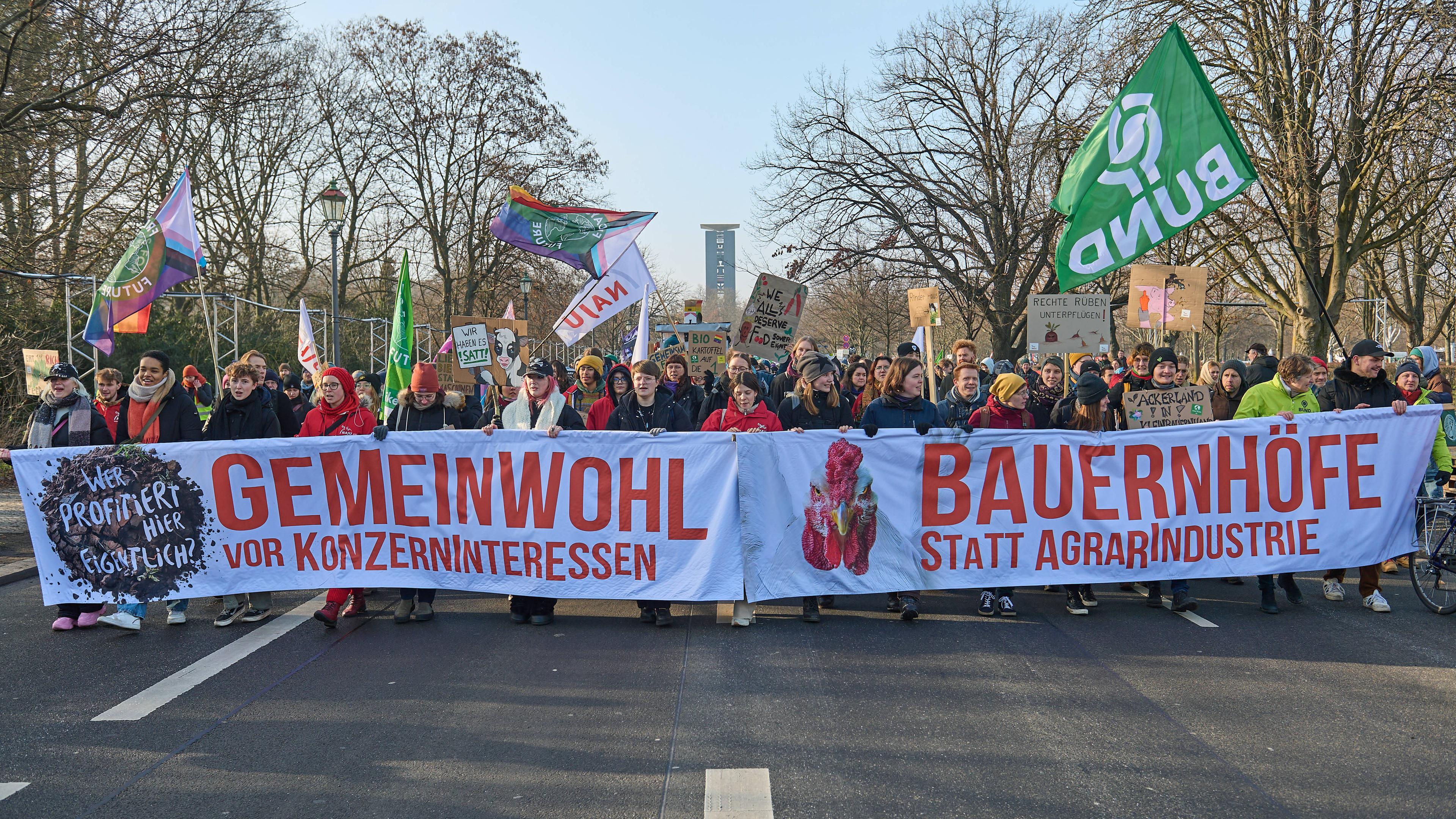 Menschen demonstrieren auf der Grünen Woche