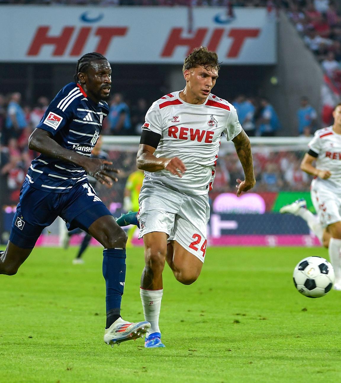 Ein Laufduell um den Ball zwischen Bakery Jatta (Hamburg) und Julian Pauli (Köln) beim Auftaktspiel der 2. Bundesliga.