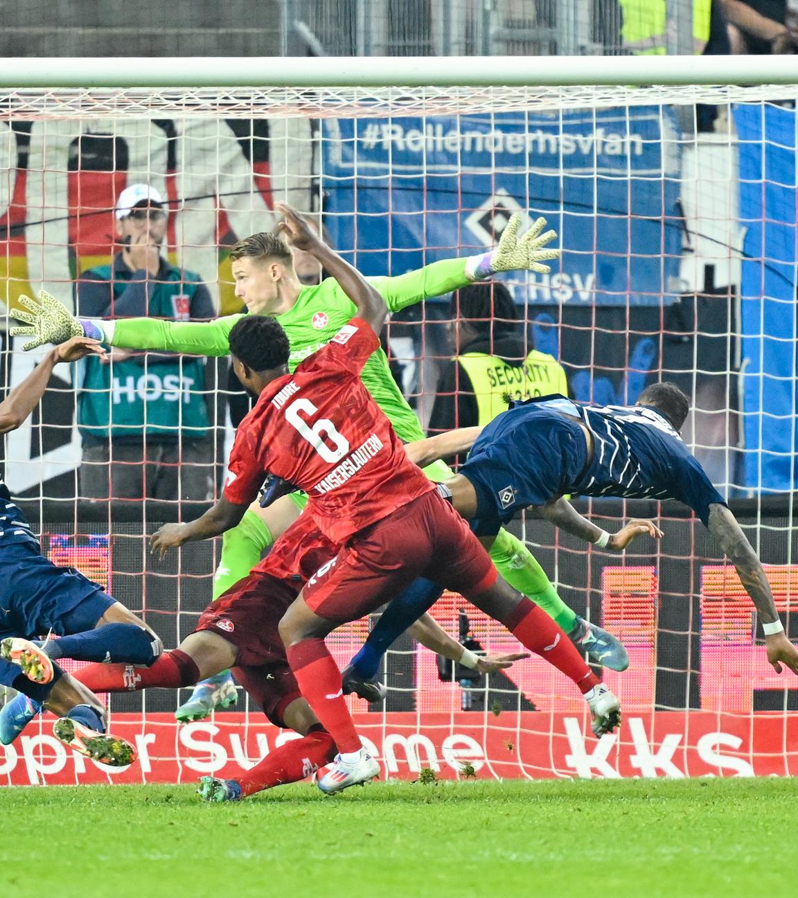 Hamburgs David Selke erzielt per Kopfball das Tor zum 2:2 kurz vor Ende des Spiels gegen den 1. FC Kaiserslautern.