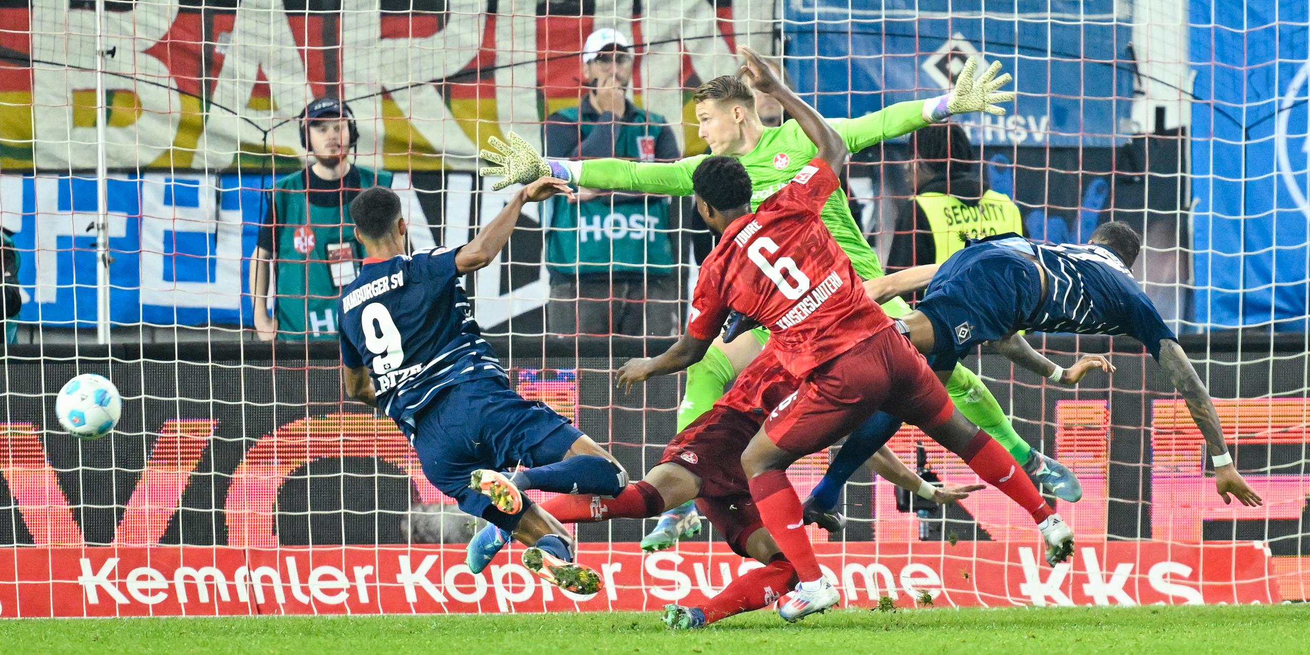 Hamburgs David Selke erzielt per Kopfball das Tor zum 2:2 kurz vor Ende des Spiels gegen den 1. FC Kaiserslautern.