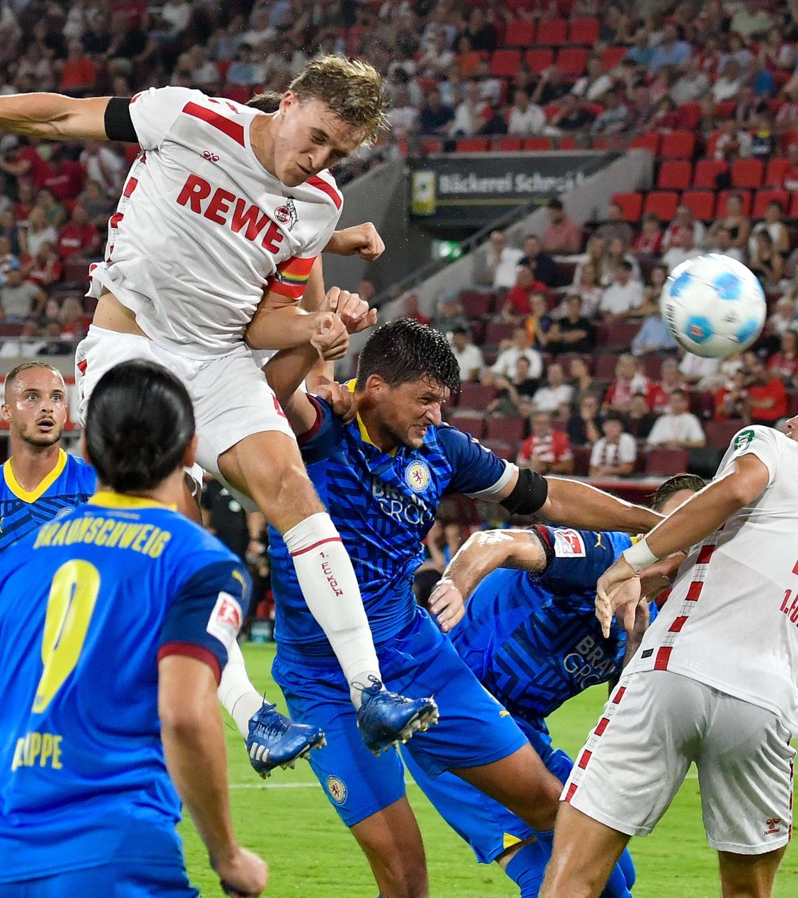 Timo Hübers erzielt das Tor zum 1:0 gegen Eintracht Braunschweig.