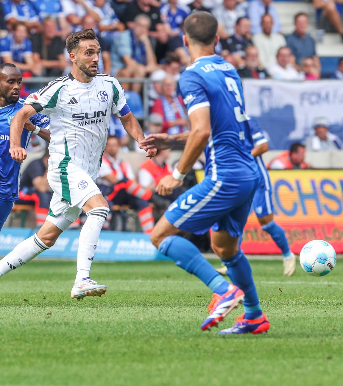 Kenan Karaman von Schalke 04 in Aktion während des Spiels gegen den 1. FC Magdeburg.