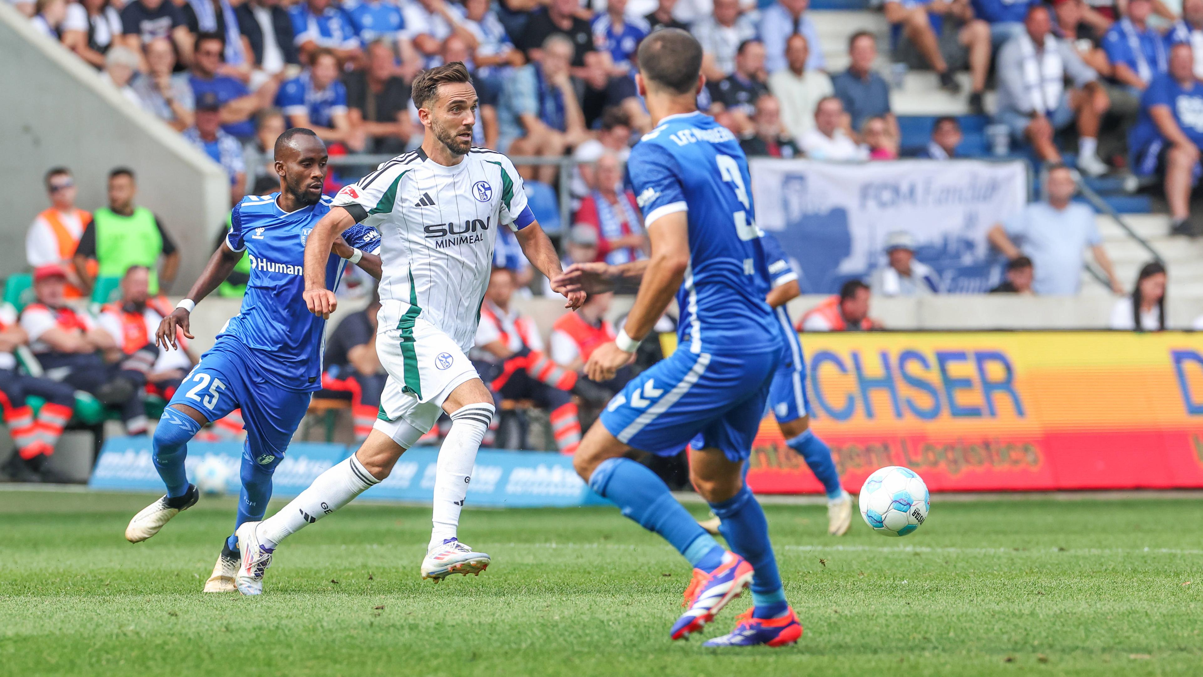 Kenan Karaman von Schalke 04 in Aktion während des Spiels gegen den 1. FC Magdeburg.