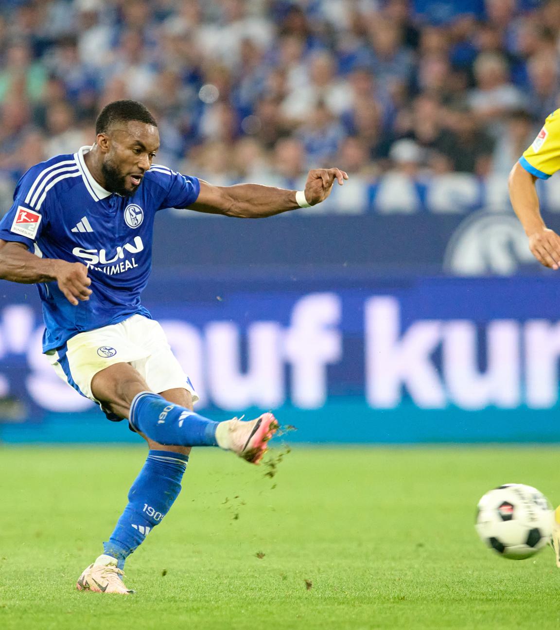 Schalkes Moussa Sylla in Aktion beim Spiel gegen Eintracht Braunschweig.