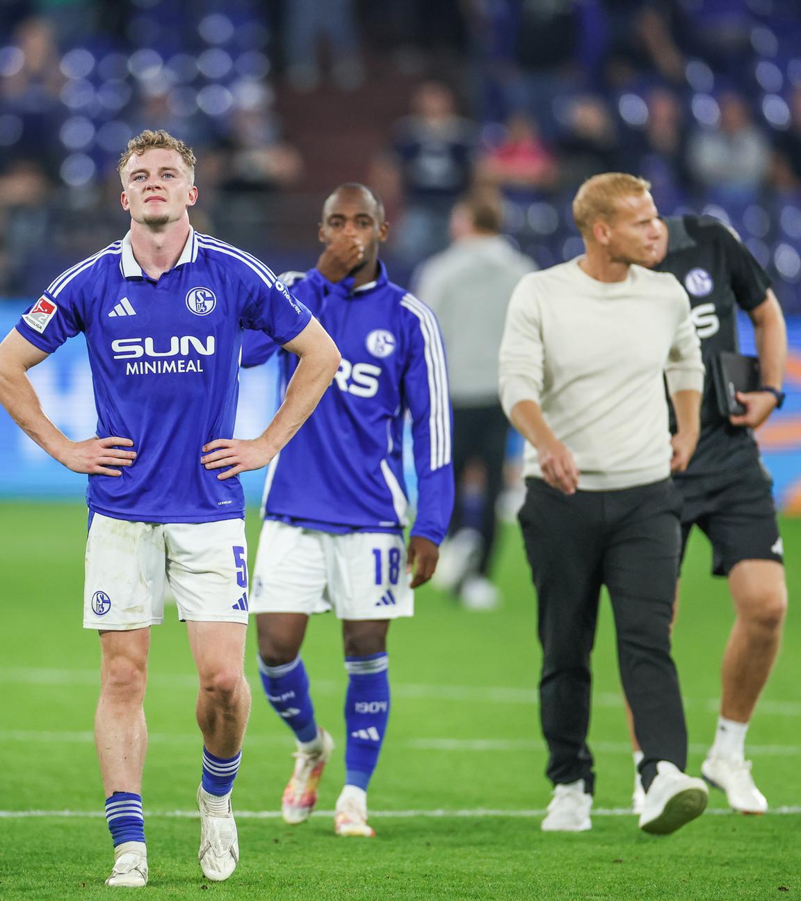 Schalkes Spieler nach der Niederlage gegen Darmstadt 98.