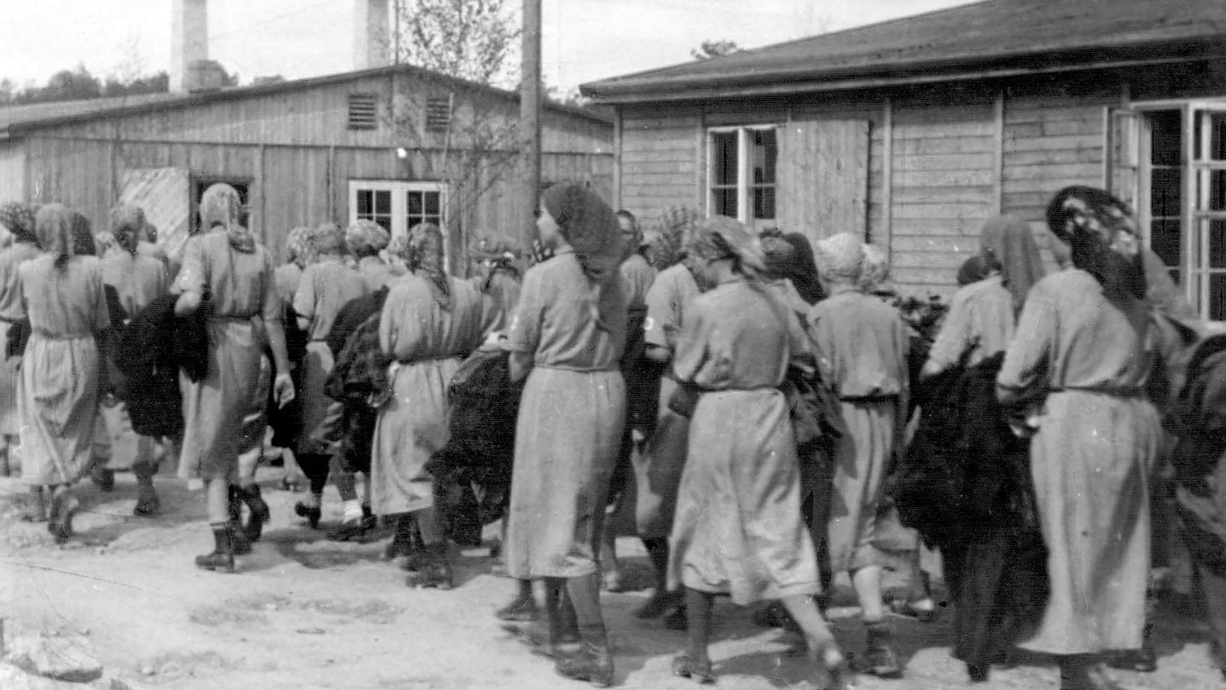 KZ Auschwitz-Birkenau - Im Hintergrund sind di Schornsteine von Krematorium IV sichbar. 