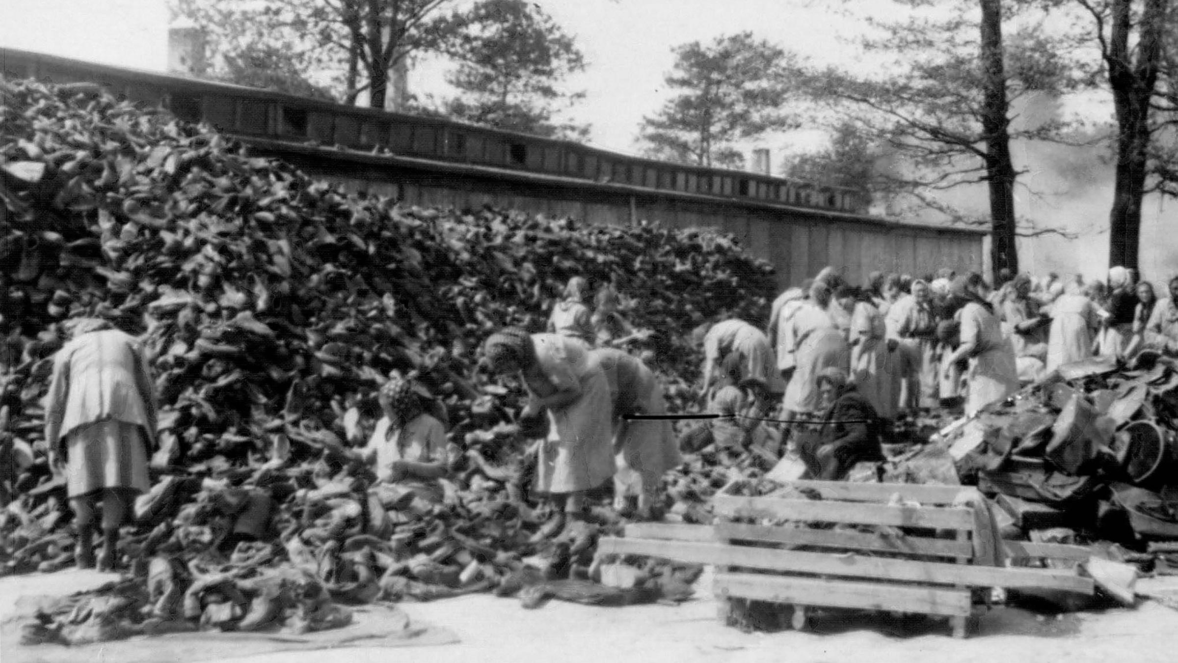 KZ Auschwitz-Birkenau - An dieser Baracke in "Kanada" werden die Schuhe der Opfer sortiert.