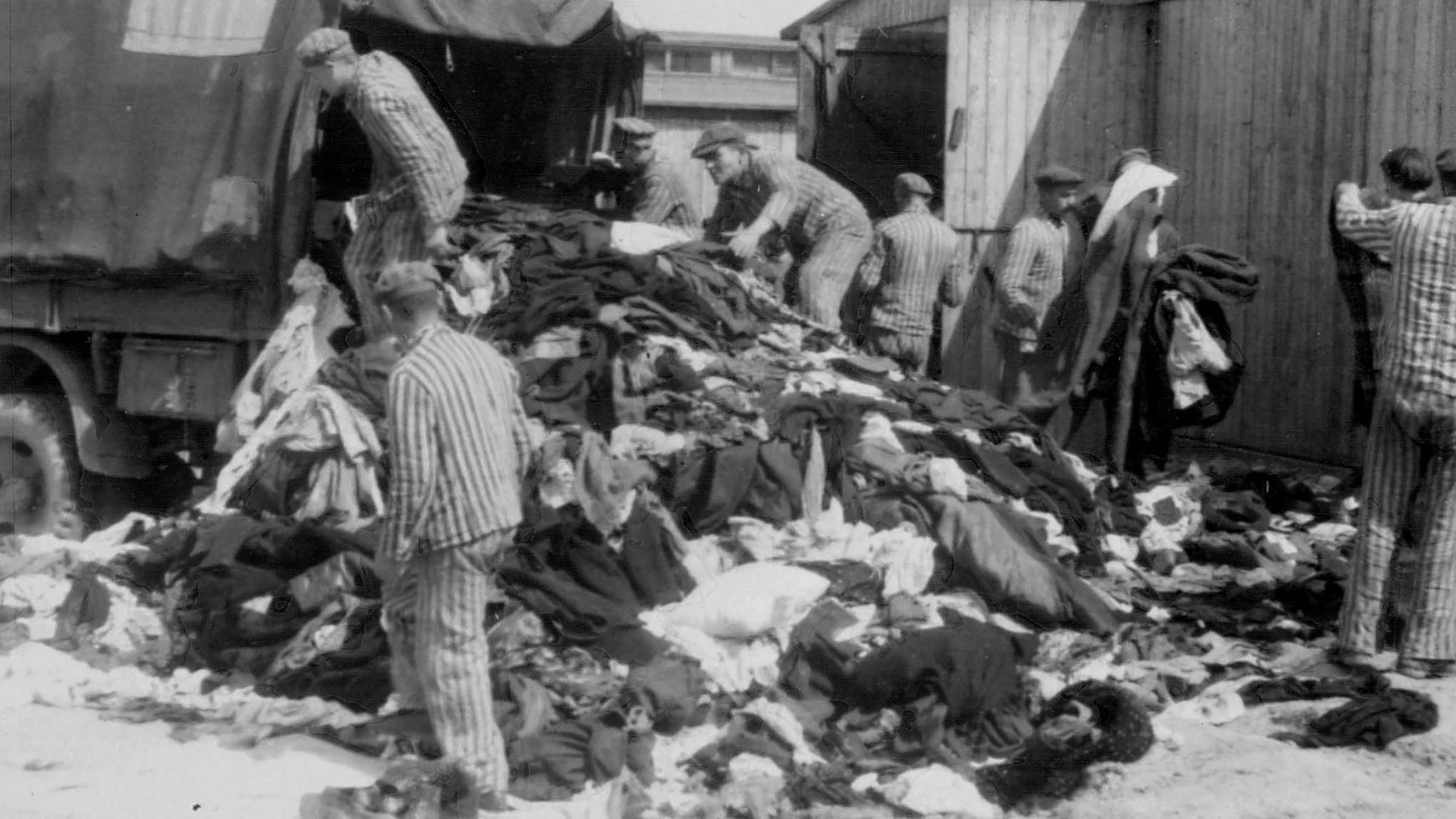 KZ Auschwitz-Birkenau - Sobald die Gaskammer geschlossen wurde, holten Kommandos aus „Kanada“ die Kleidung  in der Auskleide ab. 