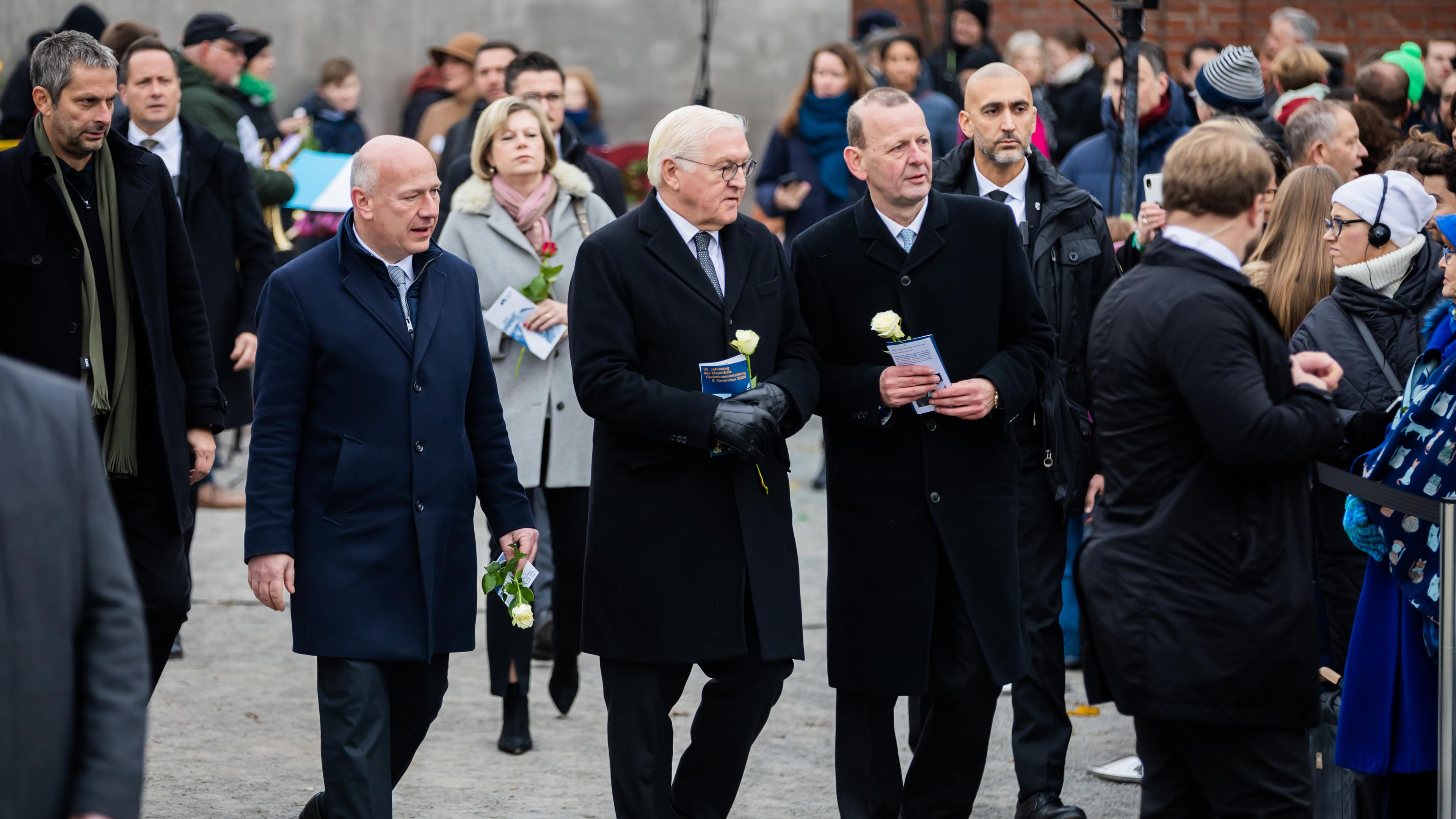 35 Jahre Mauerfall - Zentrale Gedenkveranstaltung - Zu sehen sind egierender Bürgermeister von Berlin, Bundespräsident Frank-Walter Steinmeier und Axel Klausmeier, Direktor der Stiftung Berliner Mauer.