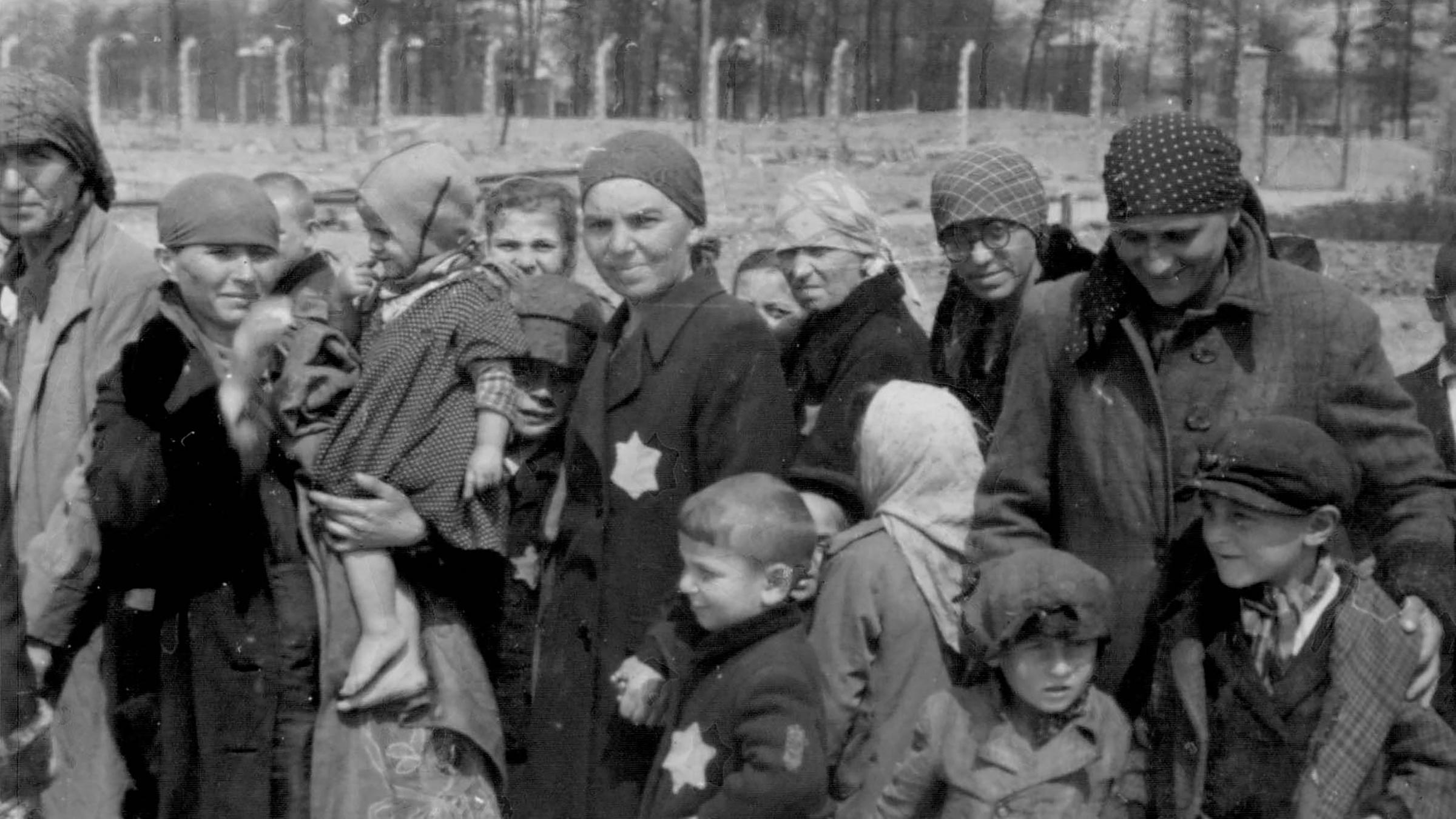 KZ Auschwitz-Birkenau - Die Mutter rechts lacht mit ihren Söhnen. 