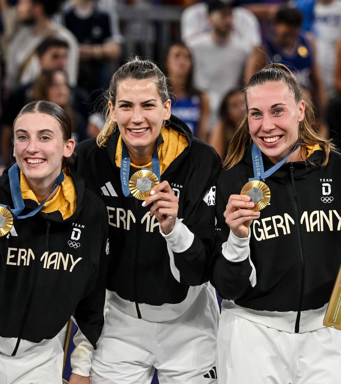 Svenja Brunckhorst, Sonja Greinacher, Marie Reichert und Elisa Mevius gewinnen die Goldmedaille beim 3x3 Basketball.