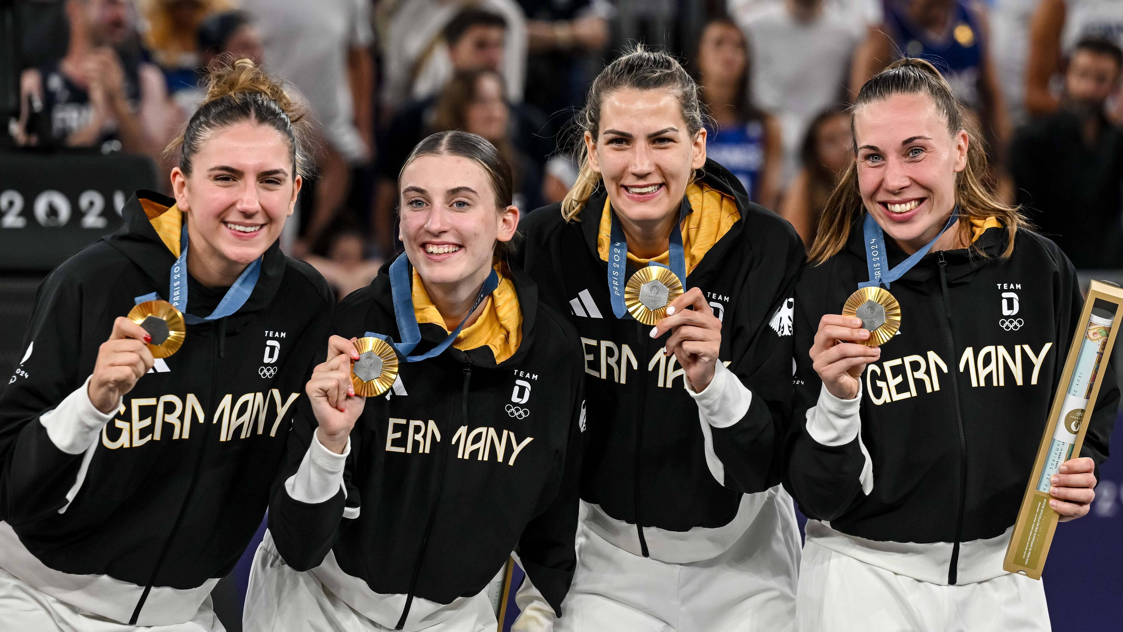 Svenja Brunckhorst, Sonja Greinacher, Marie Reichert und Elisa Mevius gewinnen die Goldmedaille beim 3x3 Basketball.