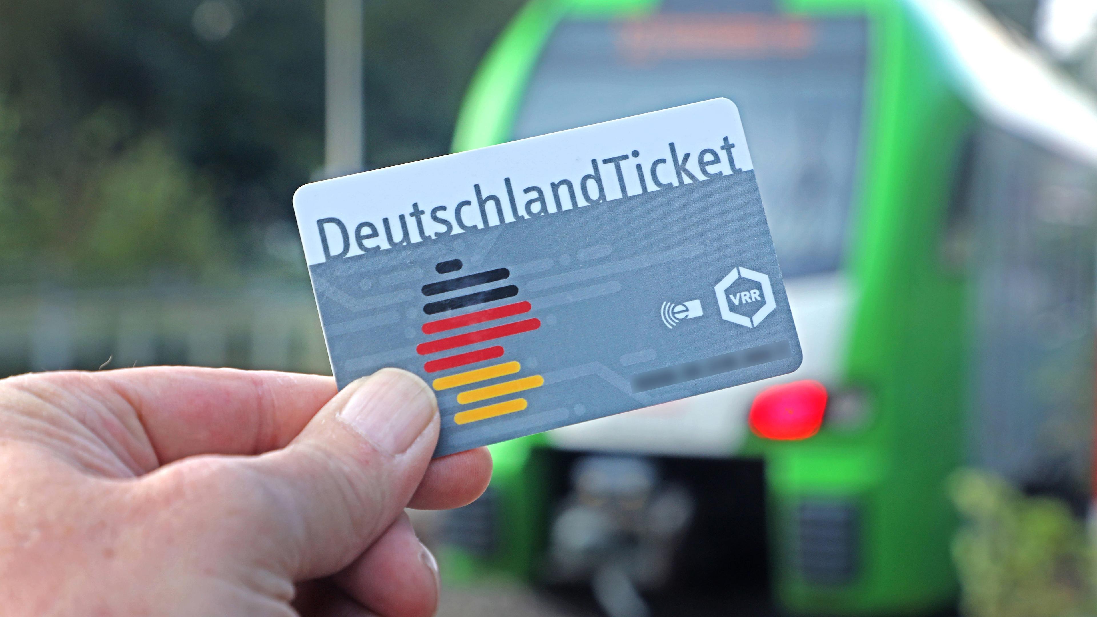 Eine Person hält ein Deutschlandticket in der Hand, aufgenommen am 02.09.2023