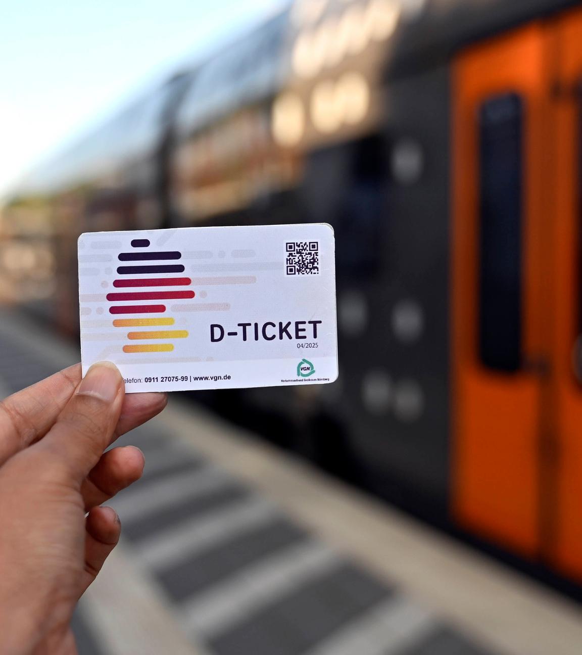 Mit dem Deutschland-Ticket D-Ticket können Kunden der Deutschen Bahn seit dem 1. Mai 2023 für nur 49 Euro pro Monat in allen Verkehrsmitteln des öffentlichen Nahverkehrs reisen.