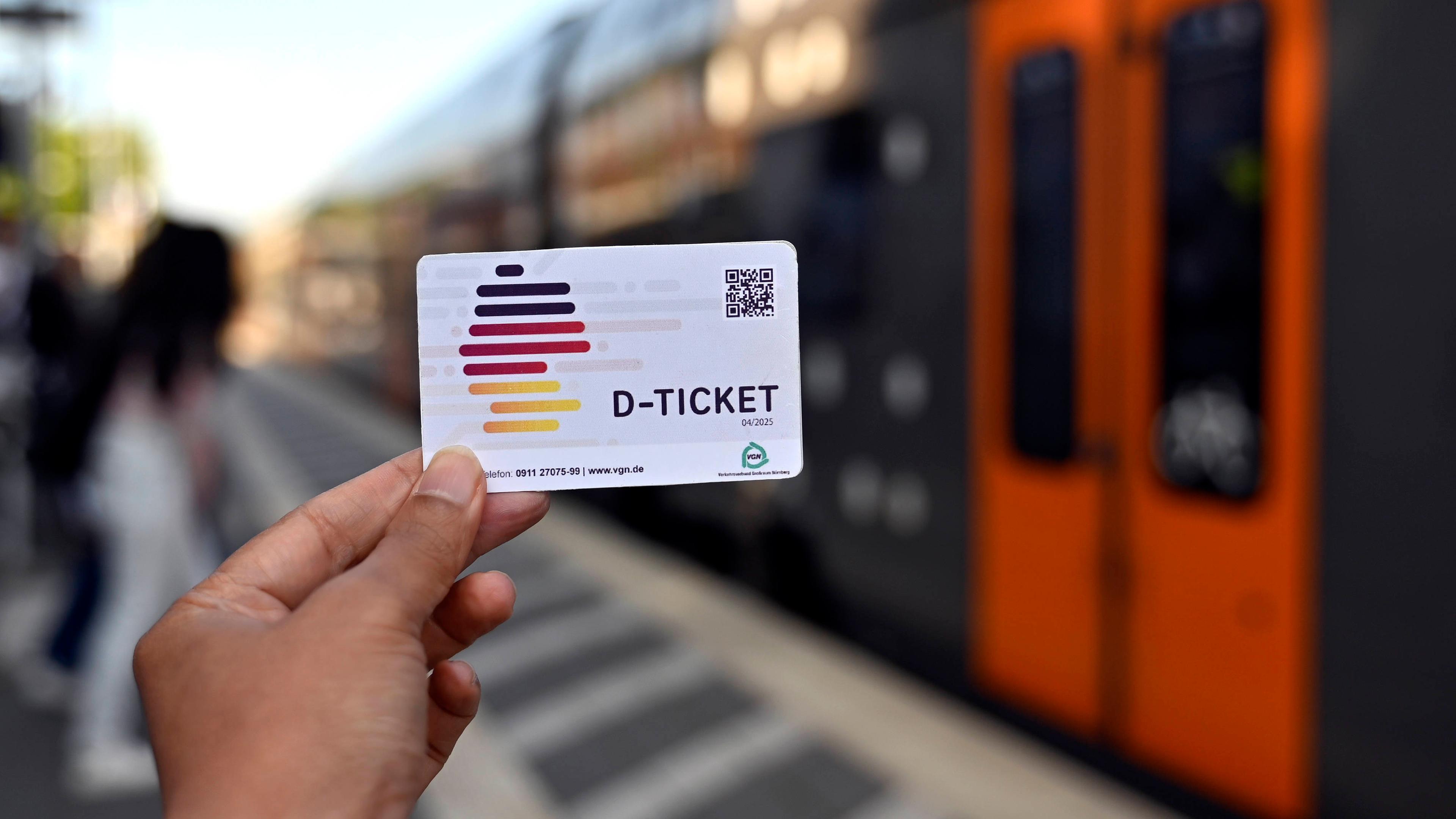 Mit dem Deutschland-Ticket können Kunden der Deutschen Bahn seit dem 1. Mai 2023 für nur 49 Euro pro Monat in allen Verkehrsmitteln des öffentlichen Nahverkehrs reisen.