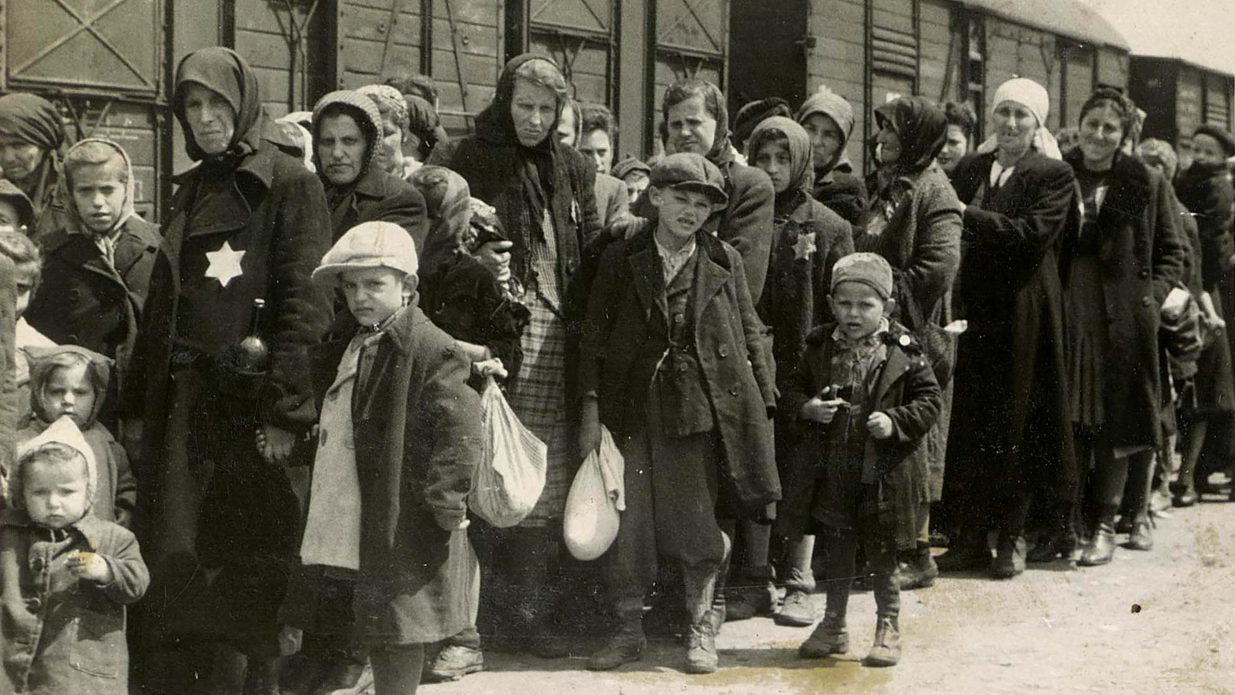 KZ Auschwitz-Birkenau - Die Frau mit dem weißen Kopftuch ganz rechts ist später nochmals auf einem weiteren Foto bei ihrem Weg in die Gaskammer zu sehen.