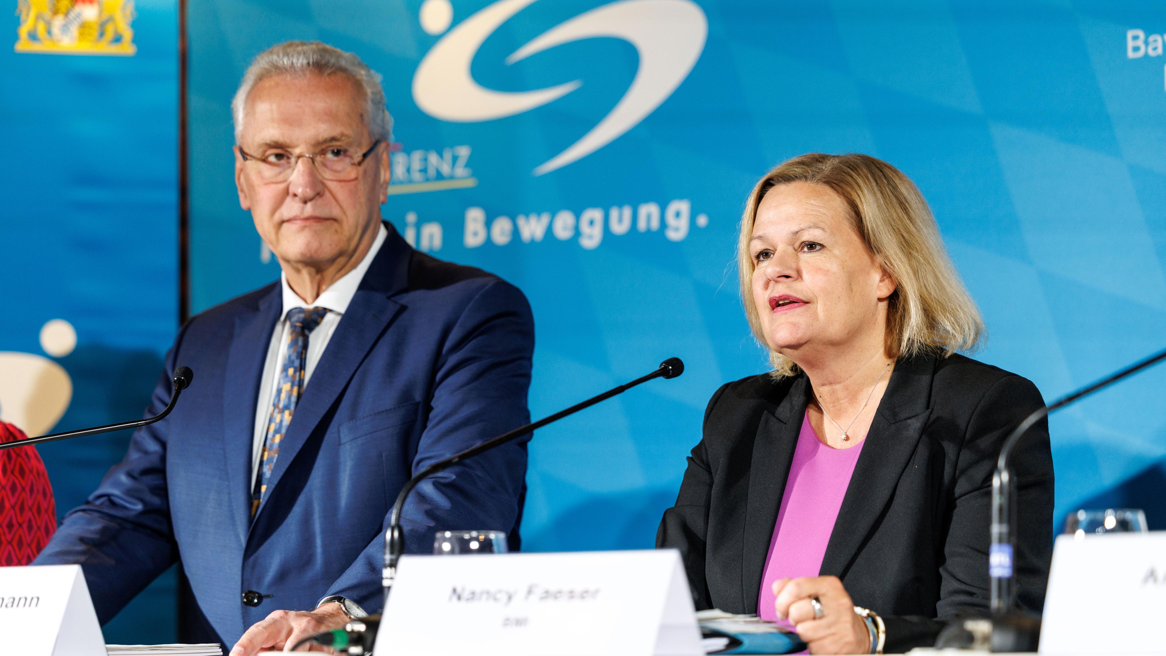 Bayern, München: Nancy Faeser (SPD, r), Bundesinnenministerin, spricht auf der Pressekonferenz zum Abschluss der 50. Sportministerkonferenz neben Joachim Herrmann (CSU), Innenminister von Bayern.