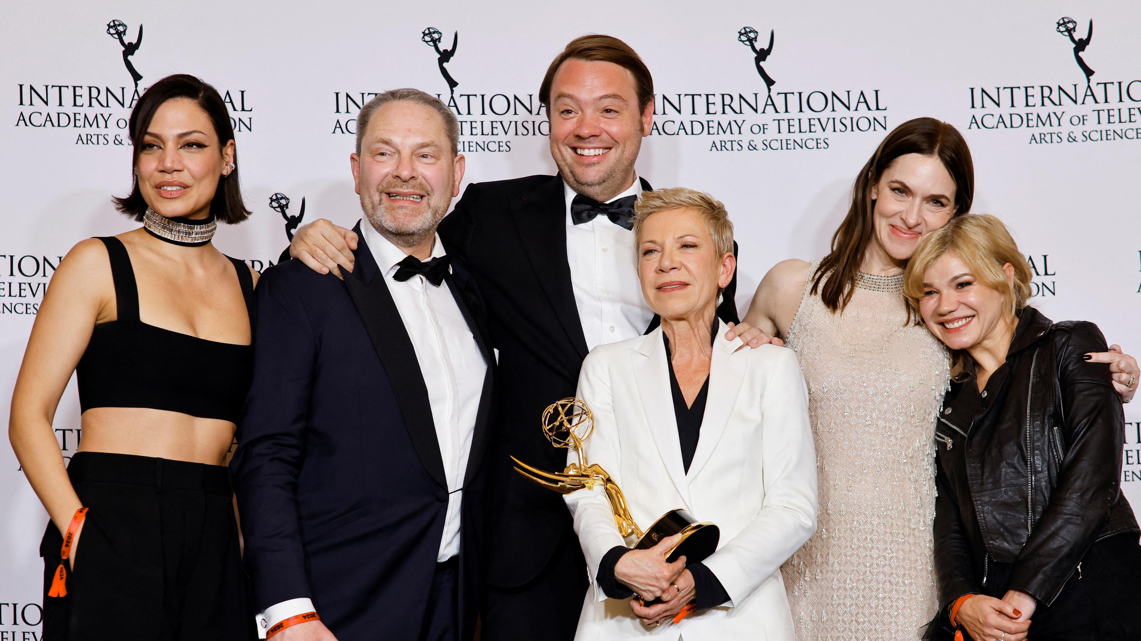 Isabel Kleefeld und Friedrich Oetker posieren mit dem TV Movie/Mini-Series Award für „Liebes Kind“ bei den 52. International Emmy Awards in New York City