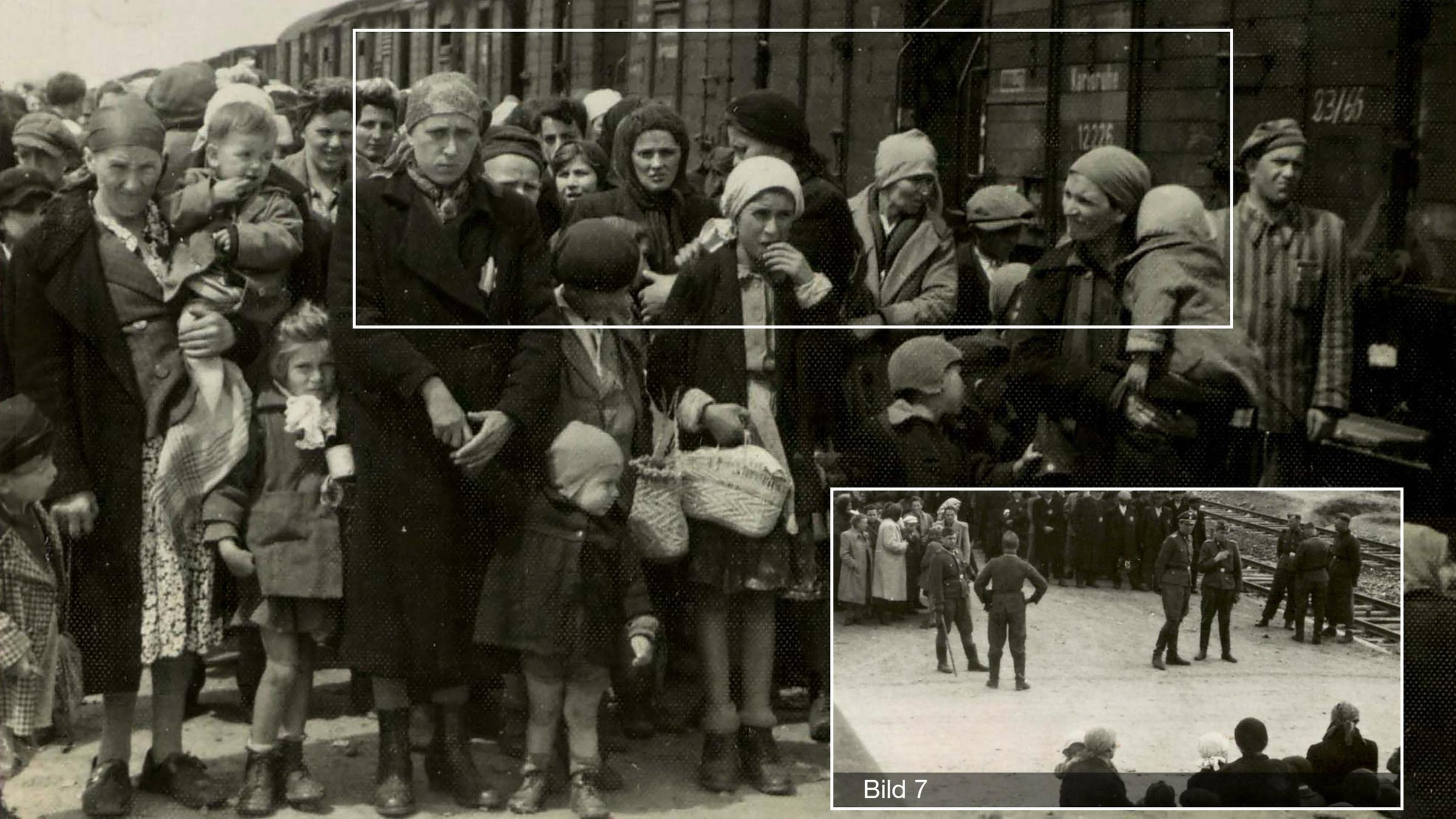 KZ Auschwitz-Birkenau - Der Fotograf ist wieder vom Waggon heruntergeklettert. Hier die Gruppe, die er eben noch von hinten auf dem Dach stehend fotografierte.