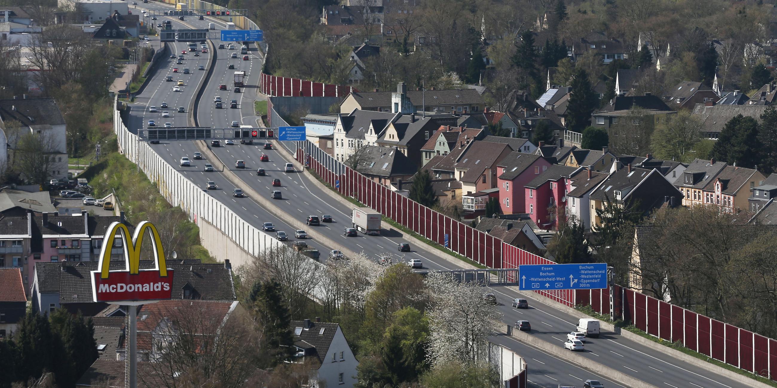 Die Autobahn 40, der sogenannte Ruhrschnellweg, bei Bochum in Nordrhein-Westfalen.