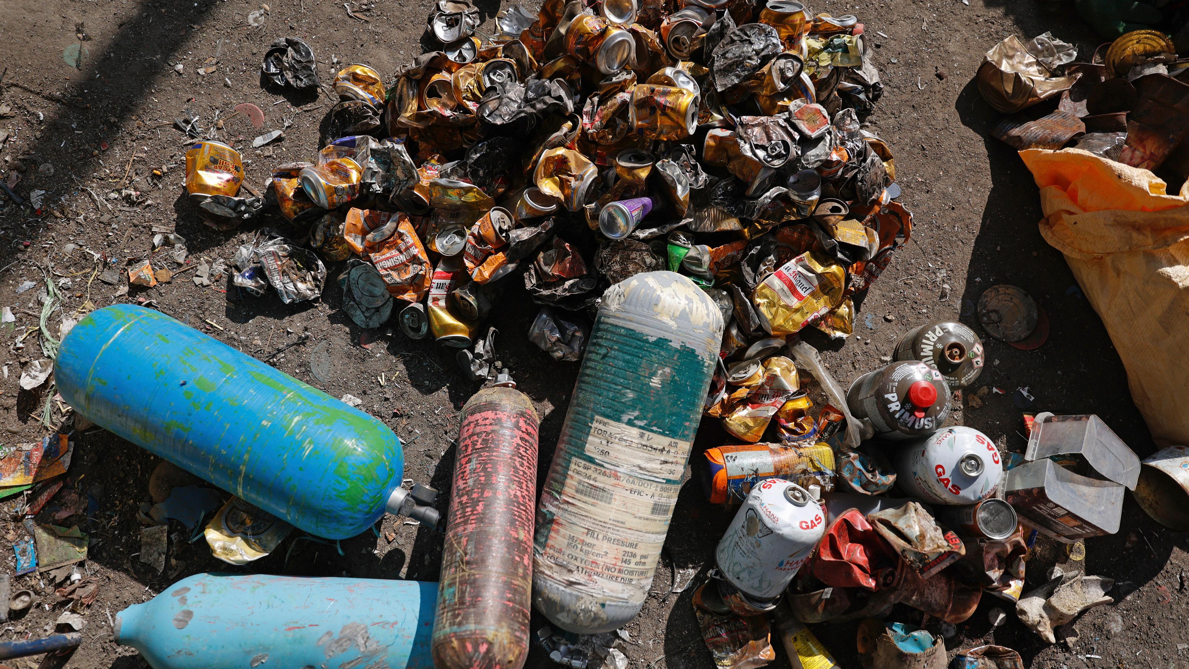 Nepal, Kathmandu: Gebrauchte Sauerstoffflaschen und Bierdosen, die auf dem Weg zum Mount Everest gesammelt wurden, liegen in einer Anlage von Agni Ventures, einer Agentur, die wiederverwertbare Abfälle verwaltet. 
