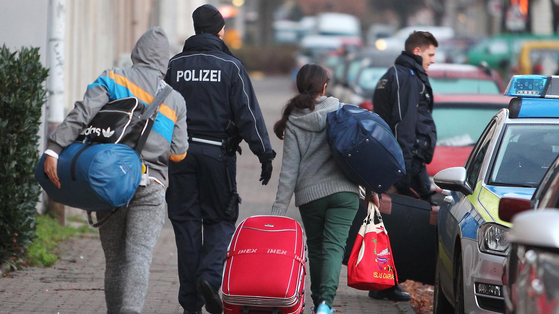 Abgelehnte Asylbewerber werden am 24.11.2015 in Leipzig (Sachsen) zum Transport zum Flughafen abgeholt