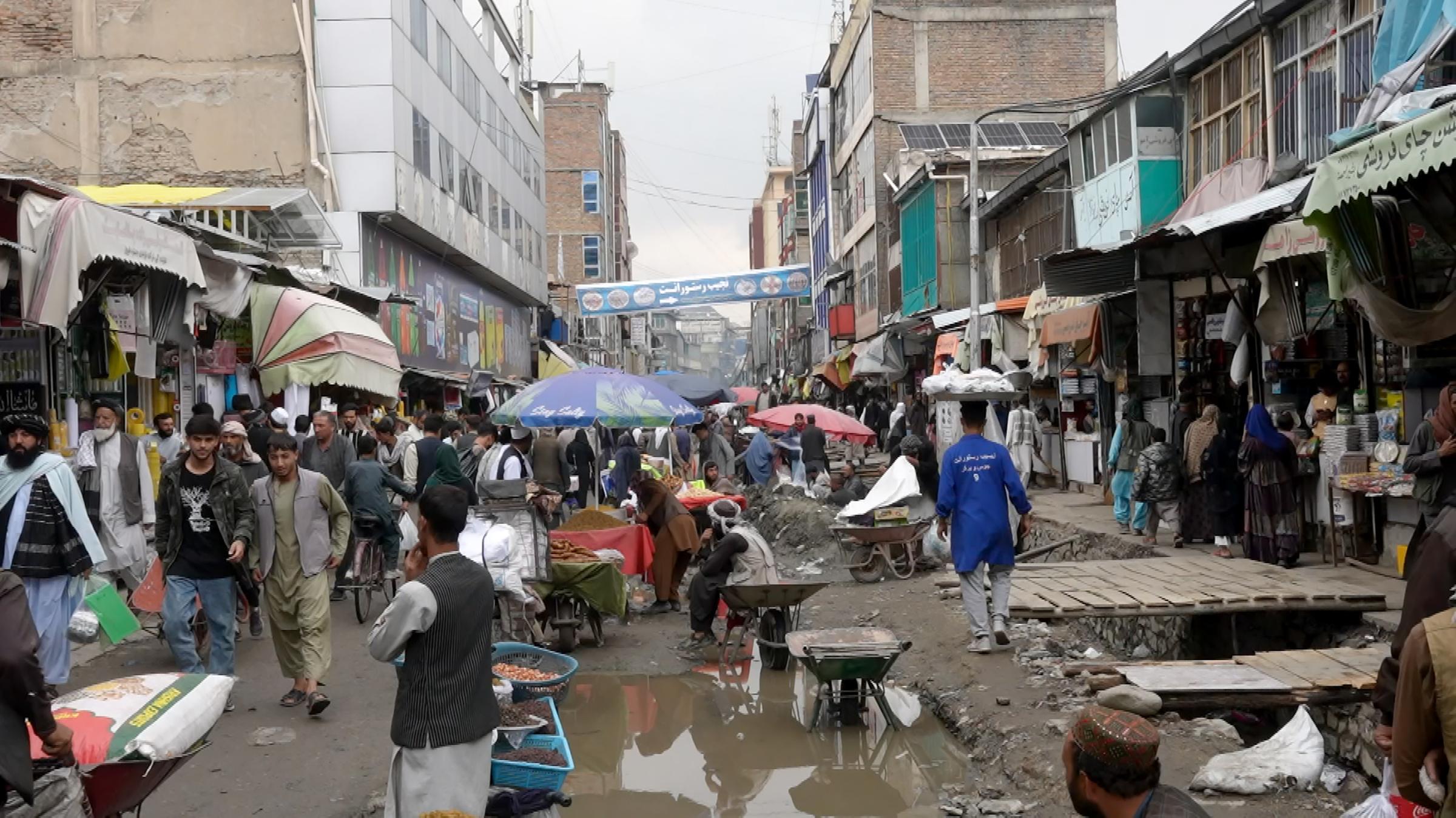 „Afghanistans Wirtschaft liegt am Boden. Das Land versinkt in Armut. Auf den Straßen Kabuls versuchen die Menschen, irgendwie zu überleben“