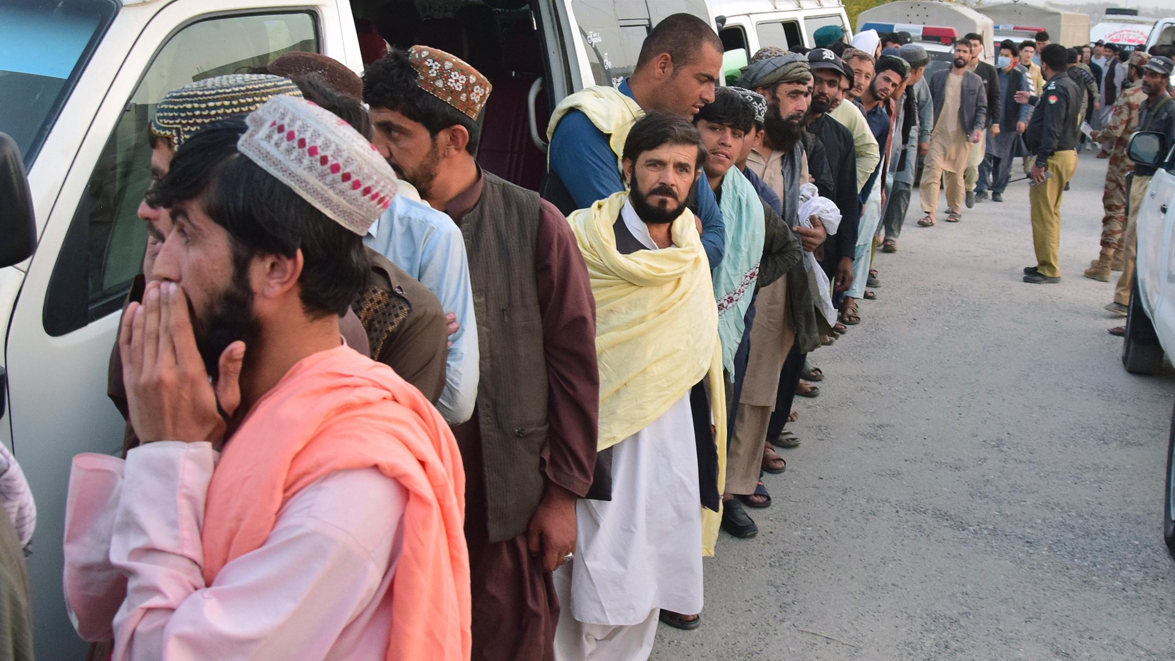 Pakistan: 1.7 Million Afghans Have To Leave The Country - News Unrolled