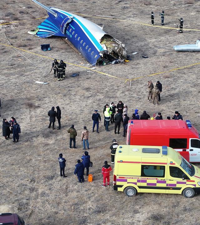 : Ein am 25. Dezember 2024 aufgenommenes Luftbild einer Drohne zeigt die Absturzstelle des Flugzeugs in der Nähe von Aktau, Kasachstan.