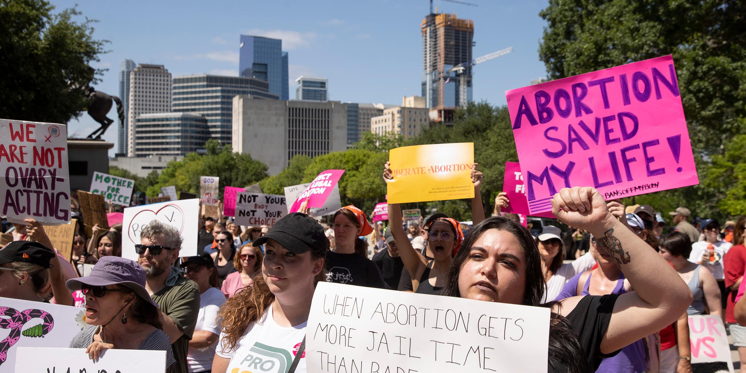 Menschenmenge protestiert gegen die Verschärfung der Abtreibungsgesetze in Texas