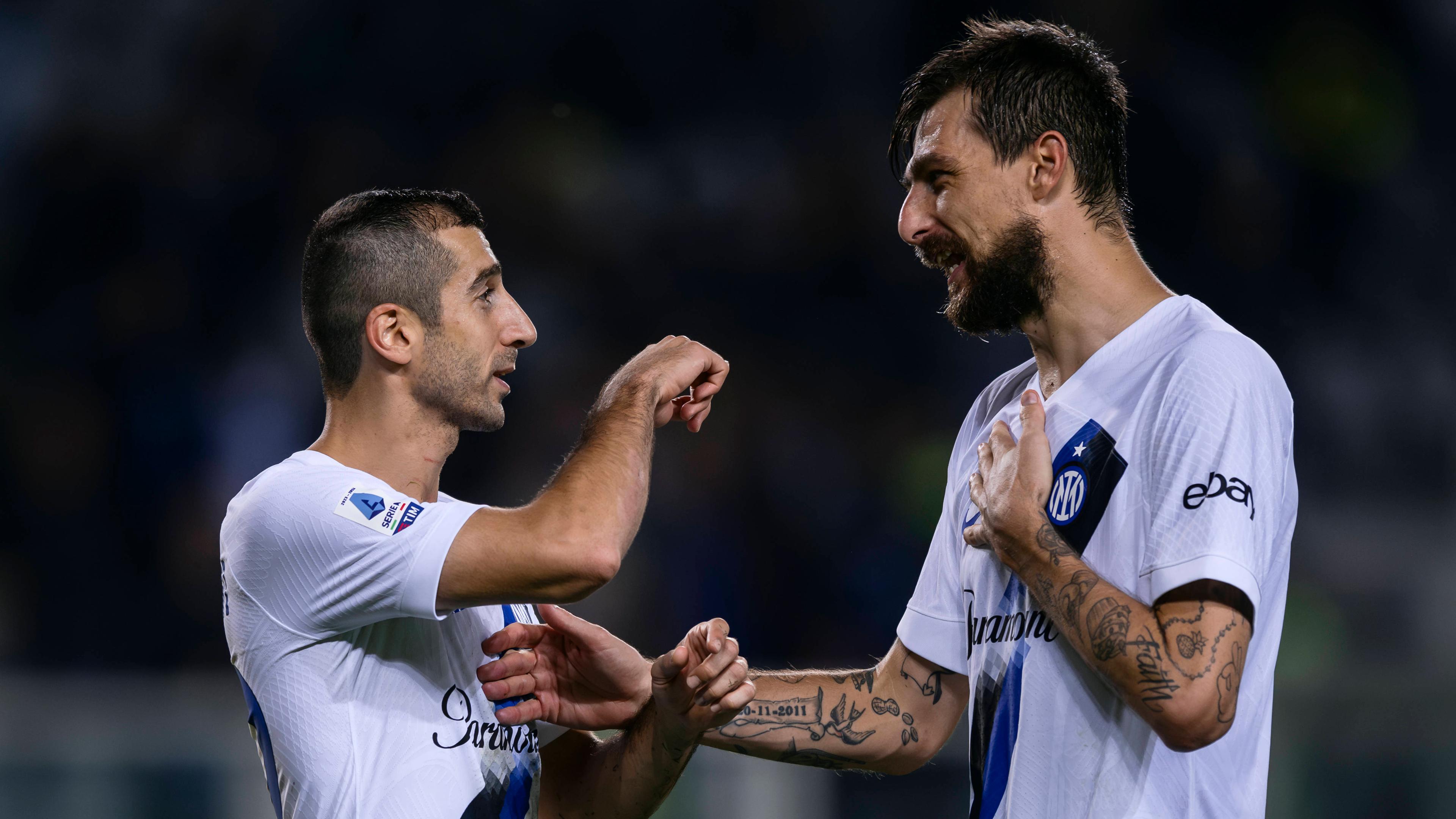 21.10.2023, FC Turin - Inter Mailand: Henrikh Mkhitaryan (links) spricht mit Francesco Acerbi (beide Inter)