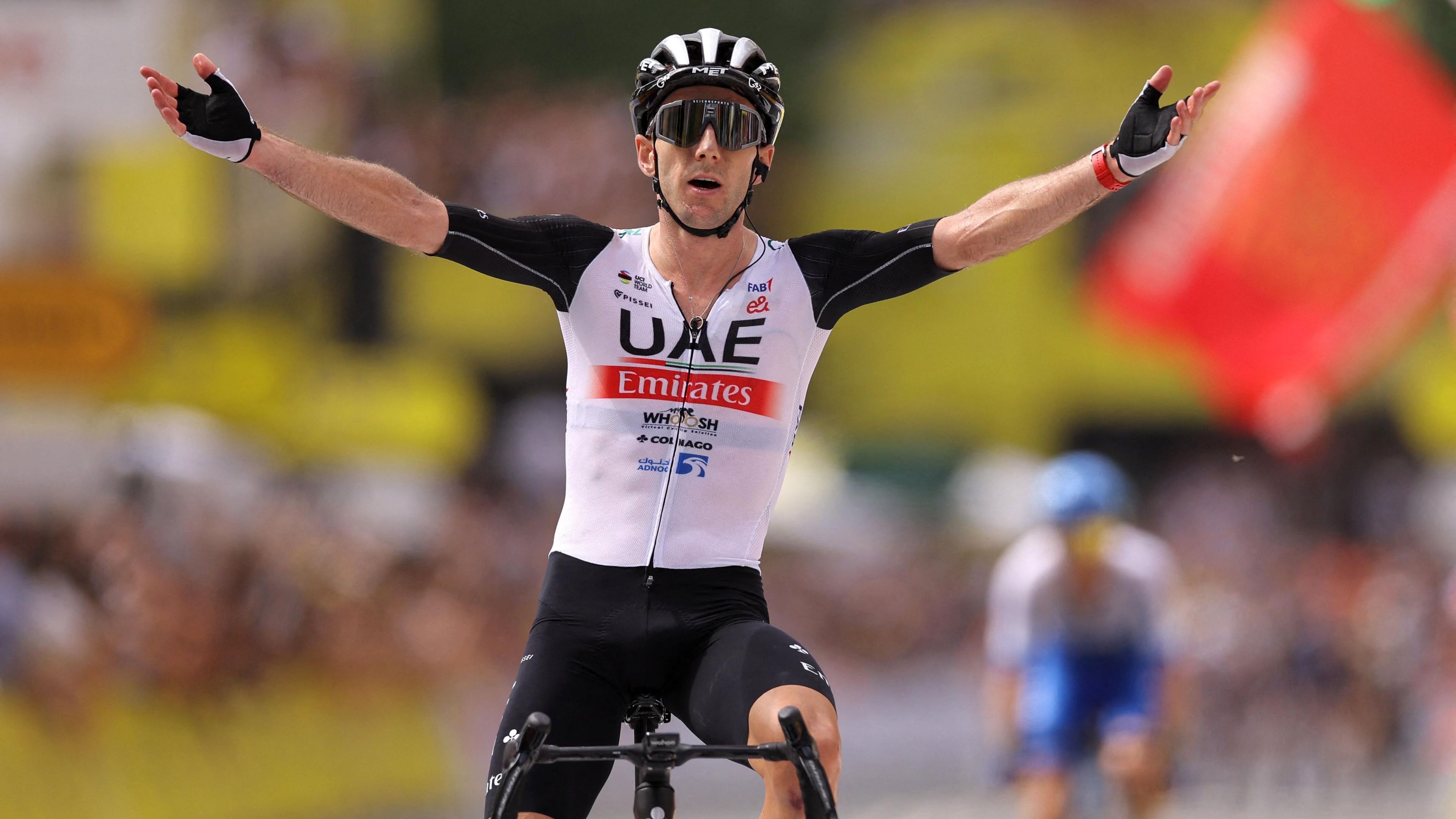 Der britische Fahrer Adam Yates vom UAE Team Emirates radelt durch die Ziellinie, am 1. Juli 2023 die erste Etappe der 110. Auflage des Radrennens Tour de France über 182 km mit Start und Ziel in Bilbao im Norden Spaniens zu gewinnen.