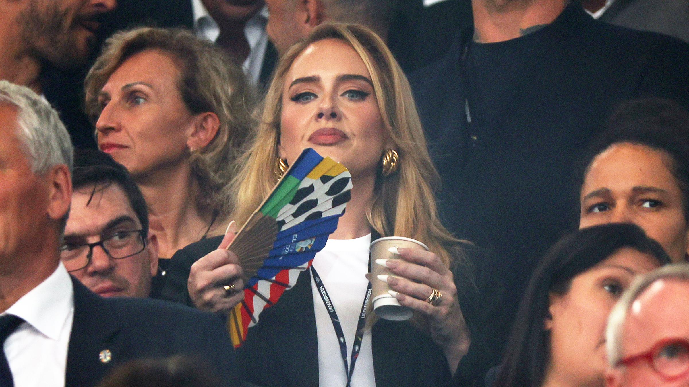 Adele, hier beim EM-Halbfinale der Three Lions in Dortmund, mag es pompös: Für ihre vier Konzerte in München nistet sie sich im August in eine 450-Quadratmeter-Hotelsuite ein. (11.07.2024)