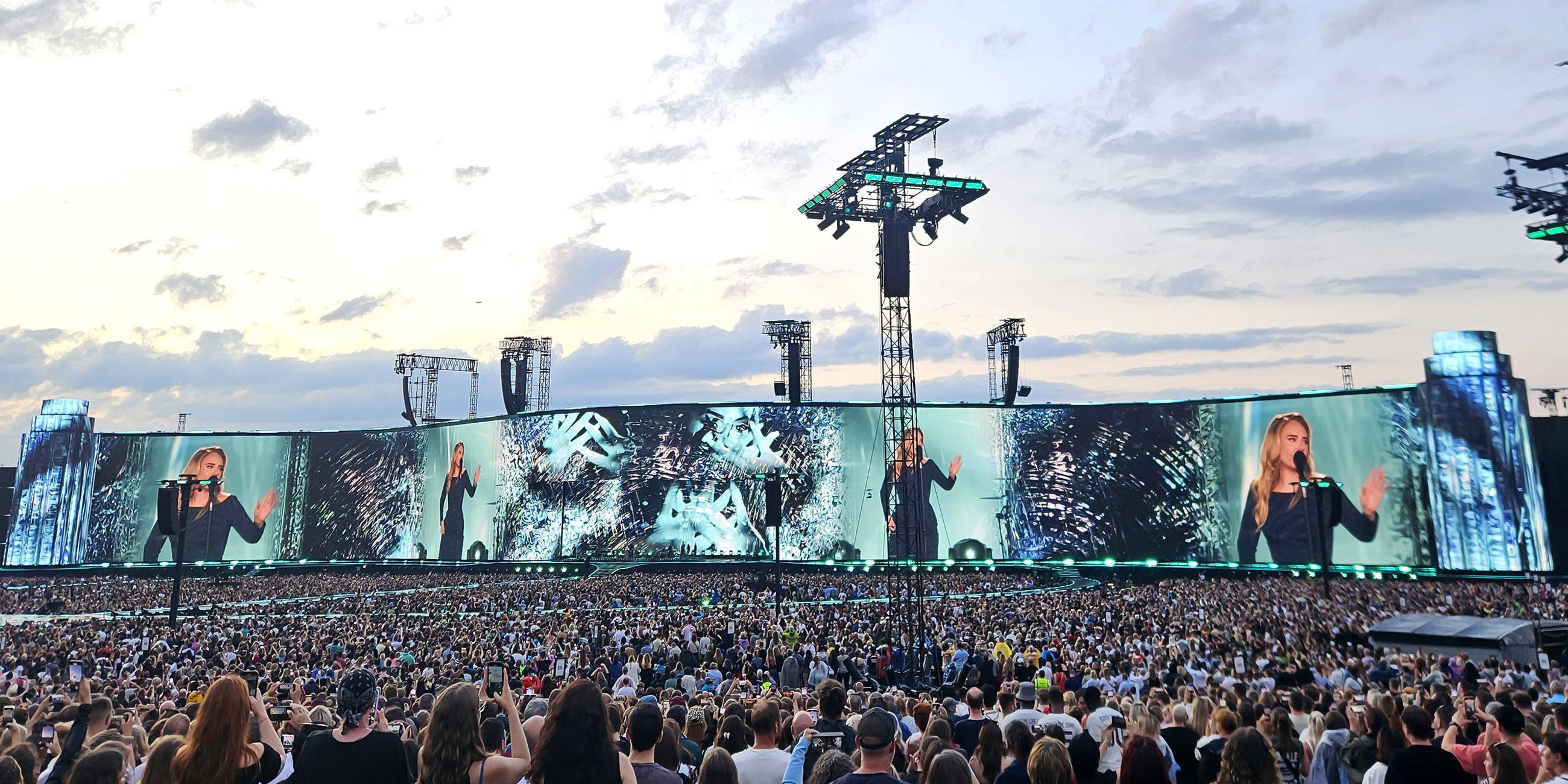 Adele gibt ihr Eröffnungskonzert in der eigens errichteten Open-Air-Arena in München.