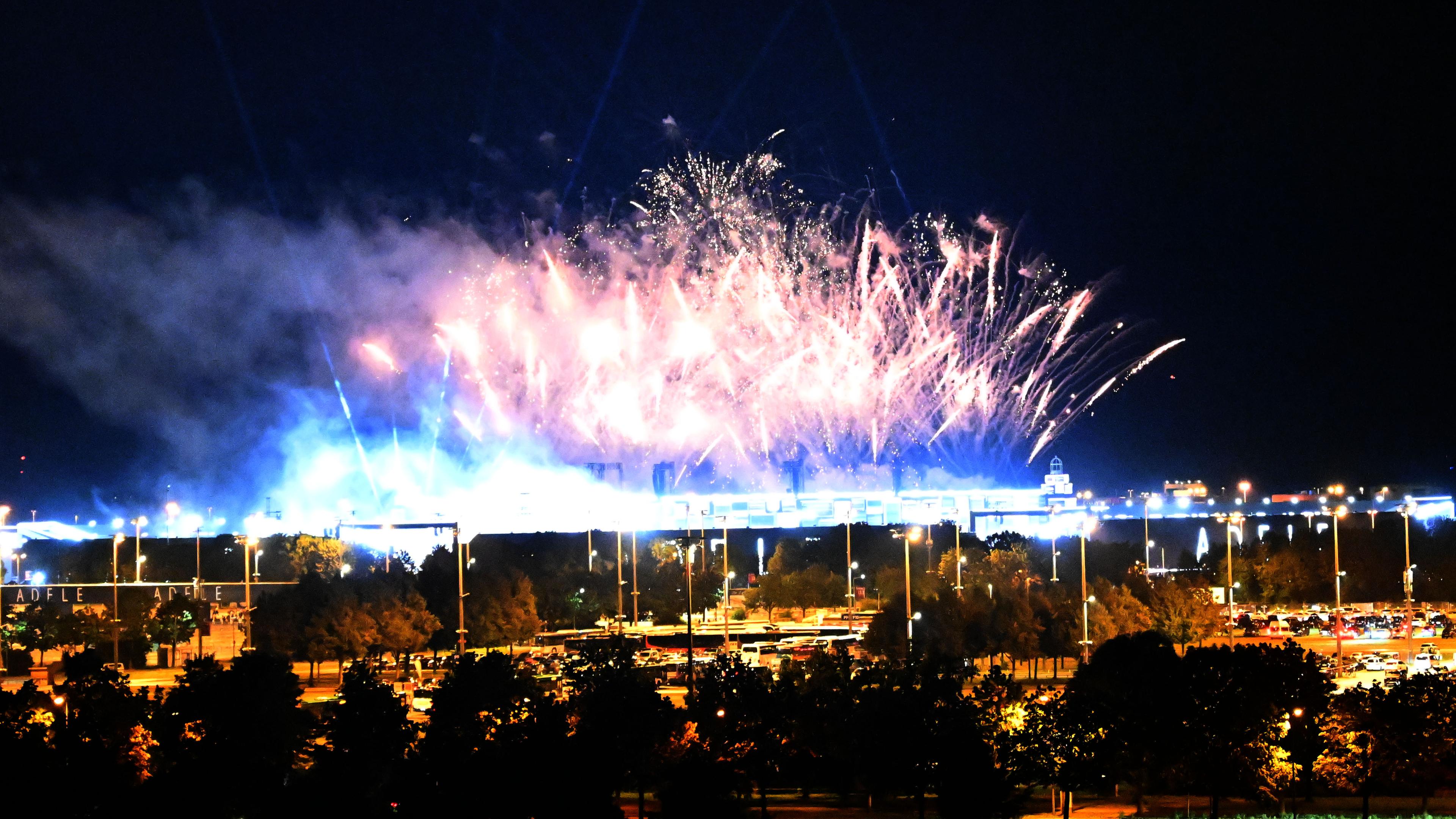 Ein Feuerwerk ist über dem Konzertstadion vom Aussichtshügel Riemer Park beim ersten von zehn Konzerten der britischen Sängerin Adele in München zu sehen.