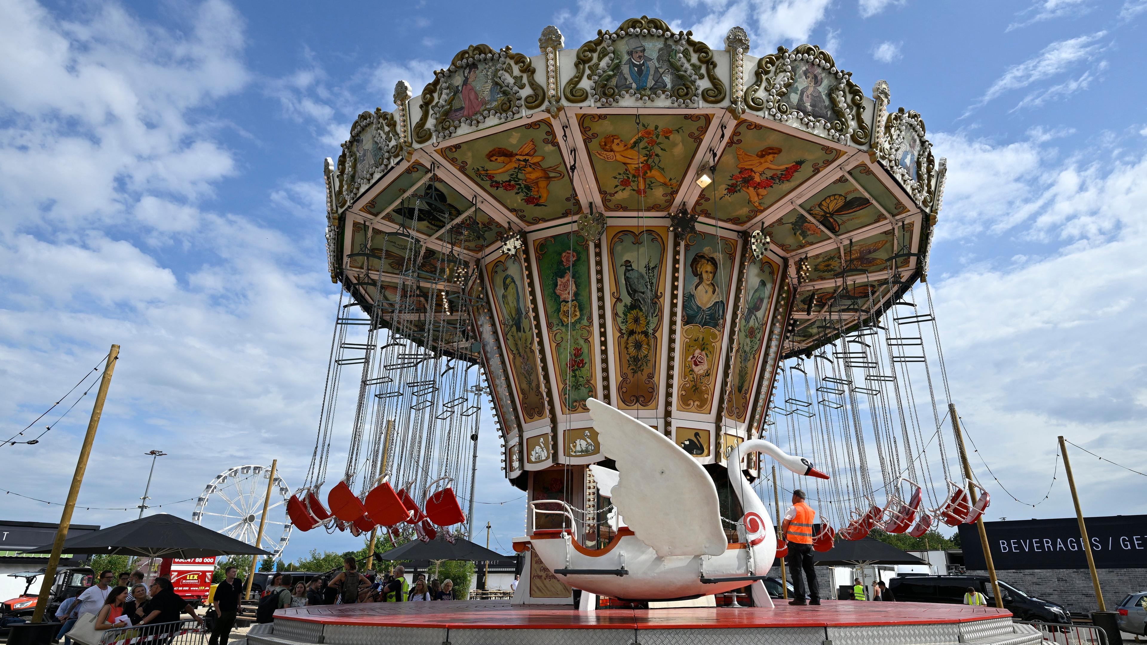 Ein Kettenkarussel auf dem "Adele-Volksfest"