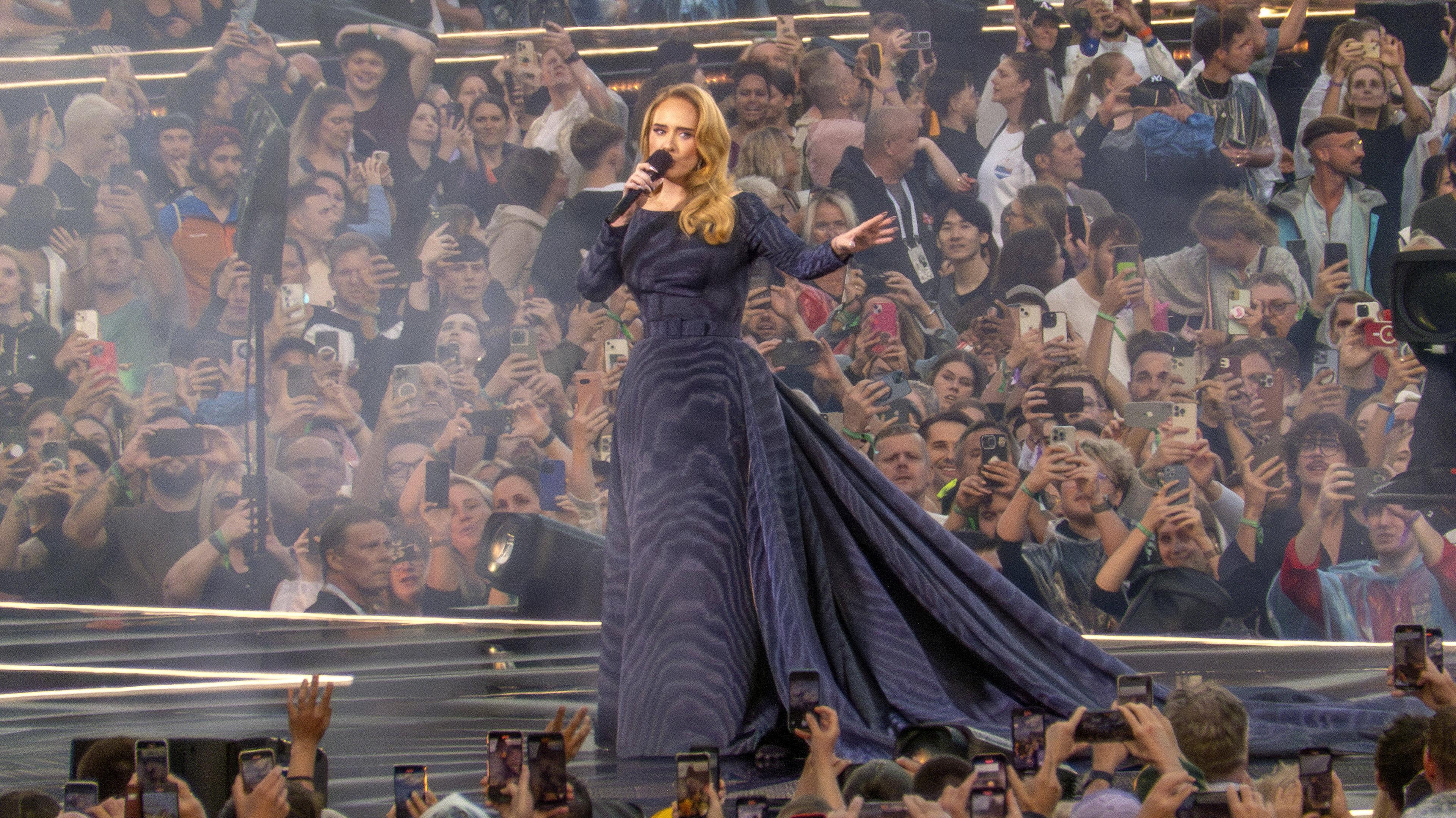 Adele gibt ihr Eröffnungskonzert in der eigens errichteten Open-Air-Arena in München.