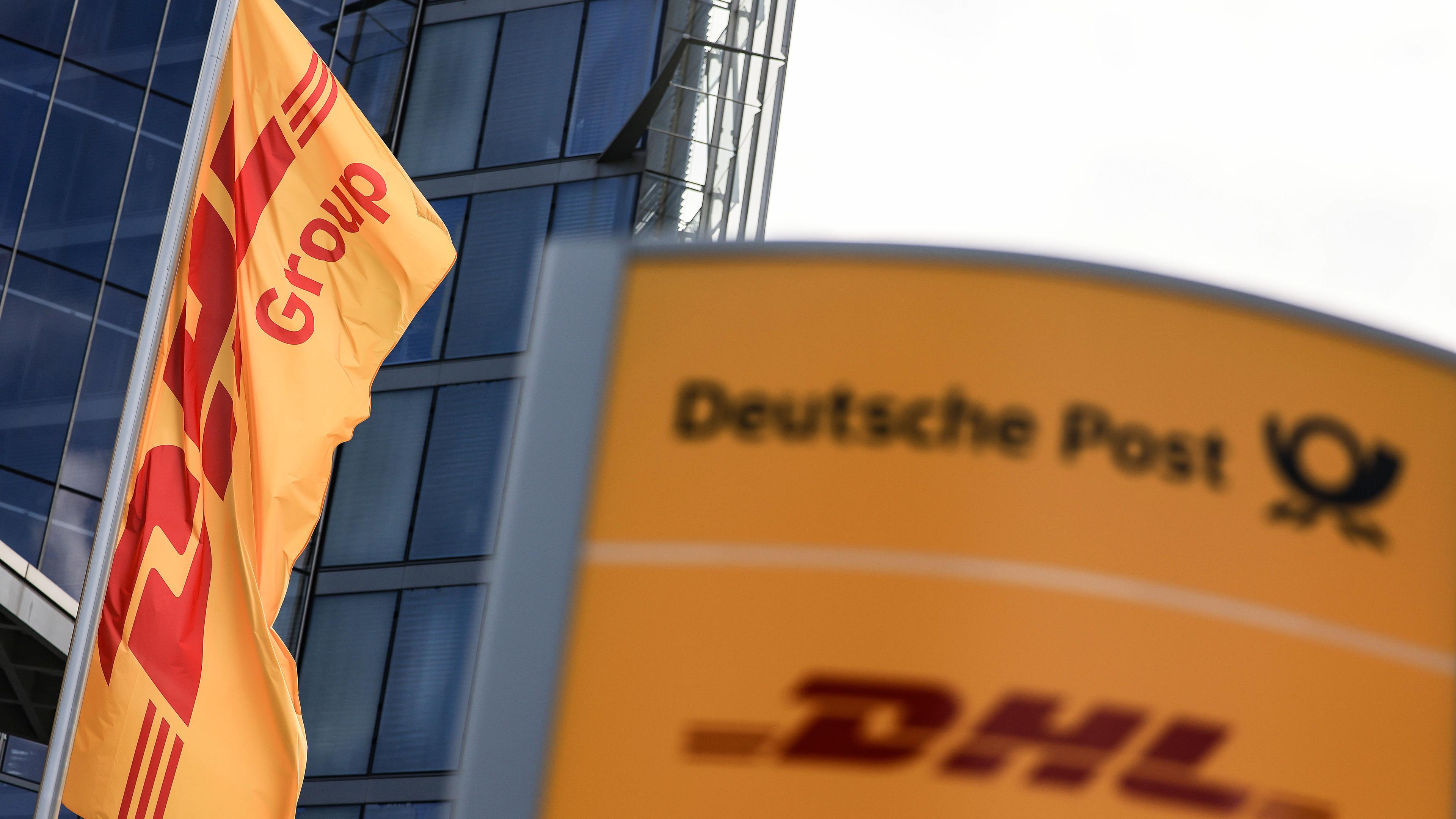 Nordrhein-Westfalen, Bonn: Fahnen wehen vor der Zentrale der DHL Group - Deutsche Post. 