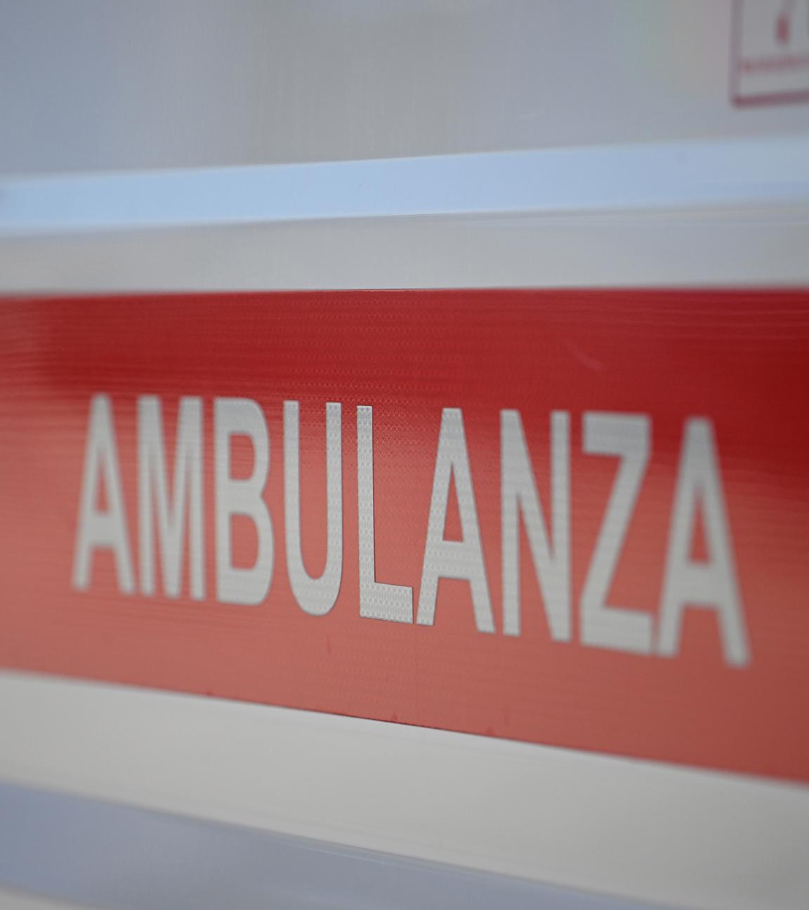 Die Aufschrift "Ambulanza" eines italienischen Krankenwagens.