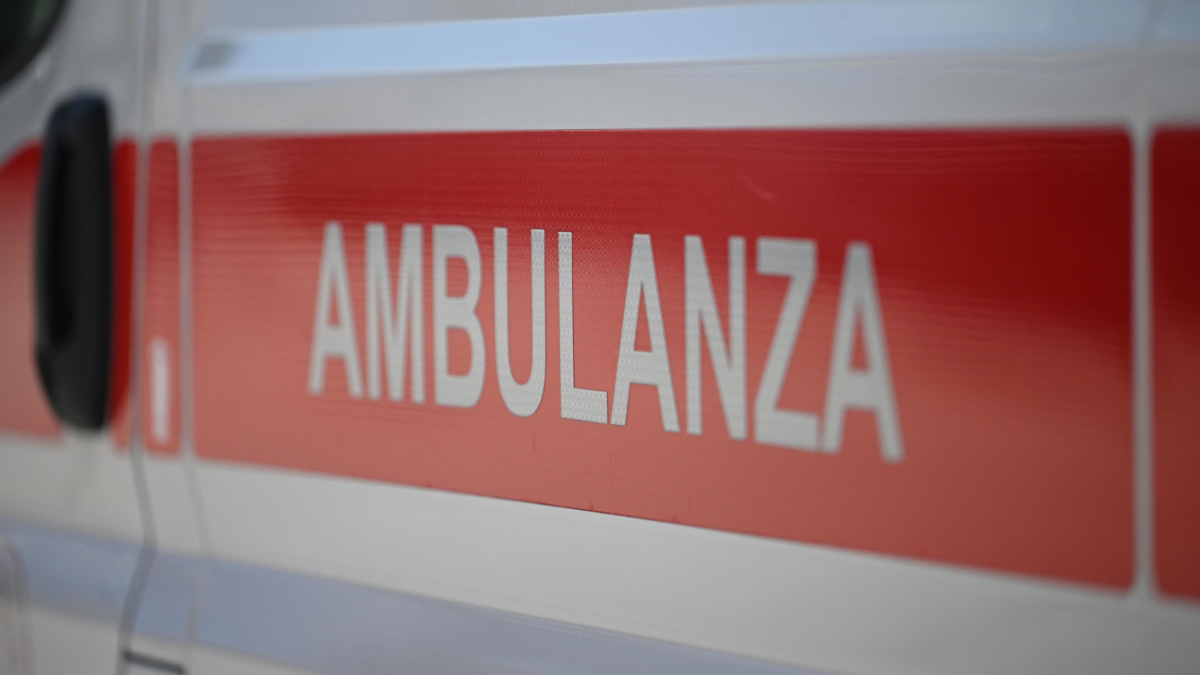 Die Aufschrift "Ambulanza" eines italienischen Krankenwagens.