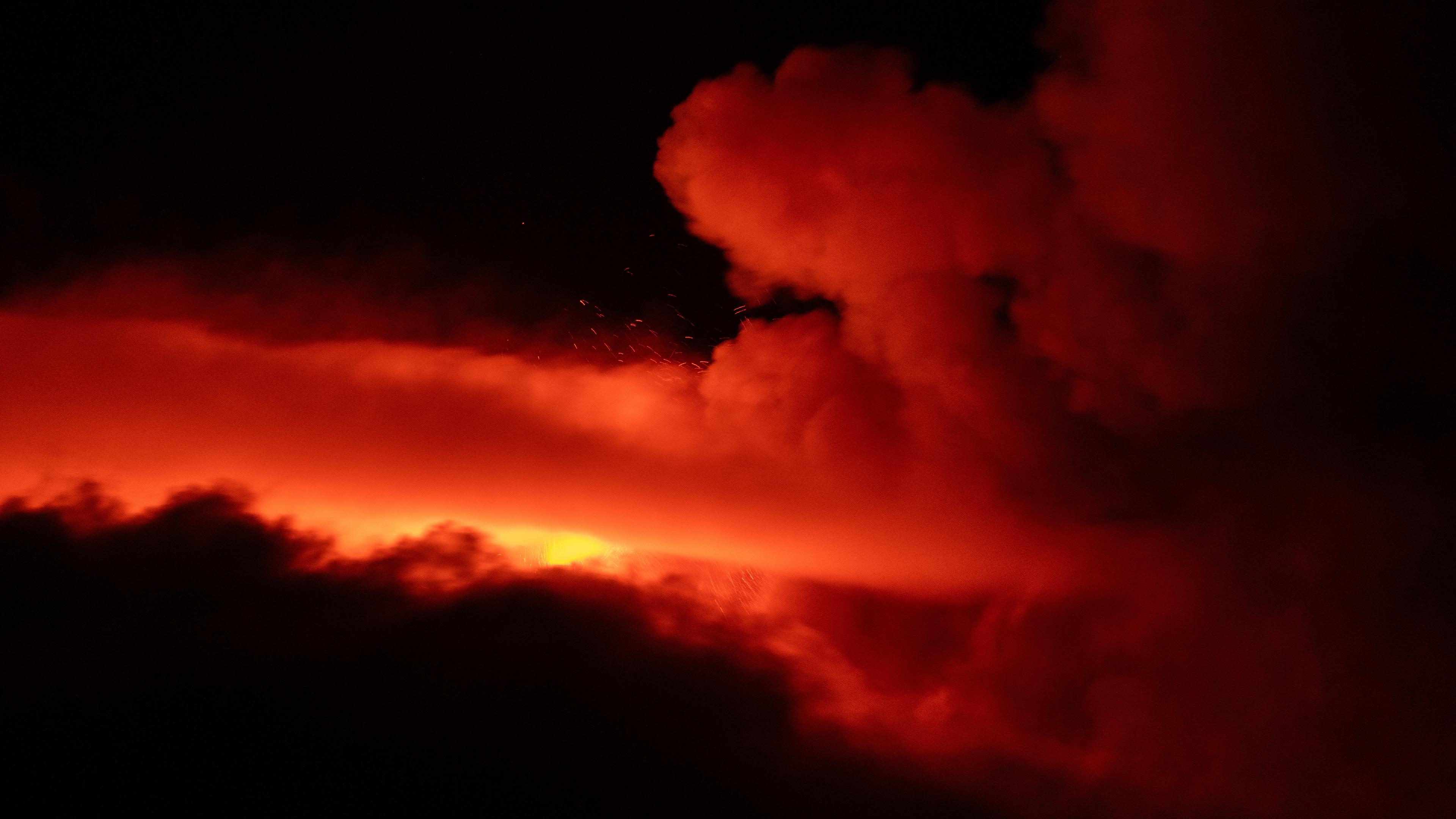 Rote Rauchwolken vom Vulkanausbruch.