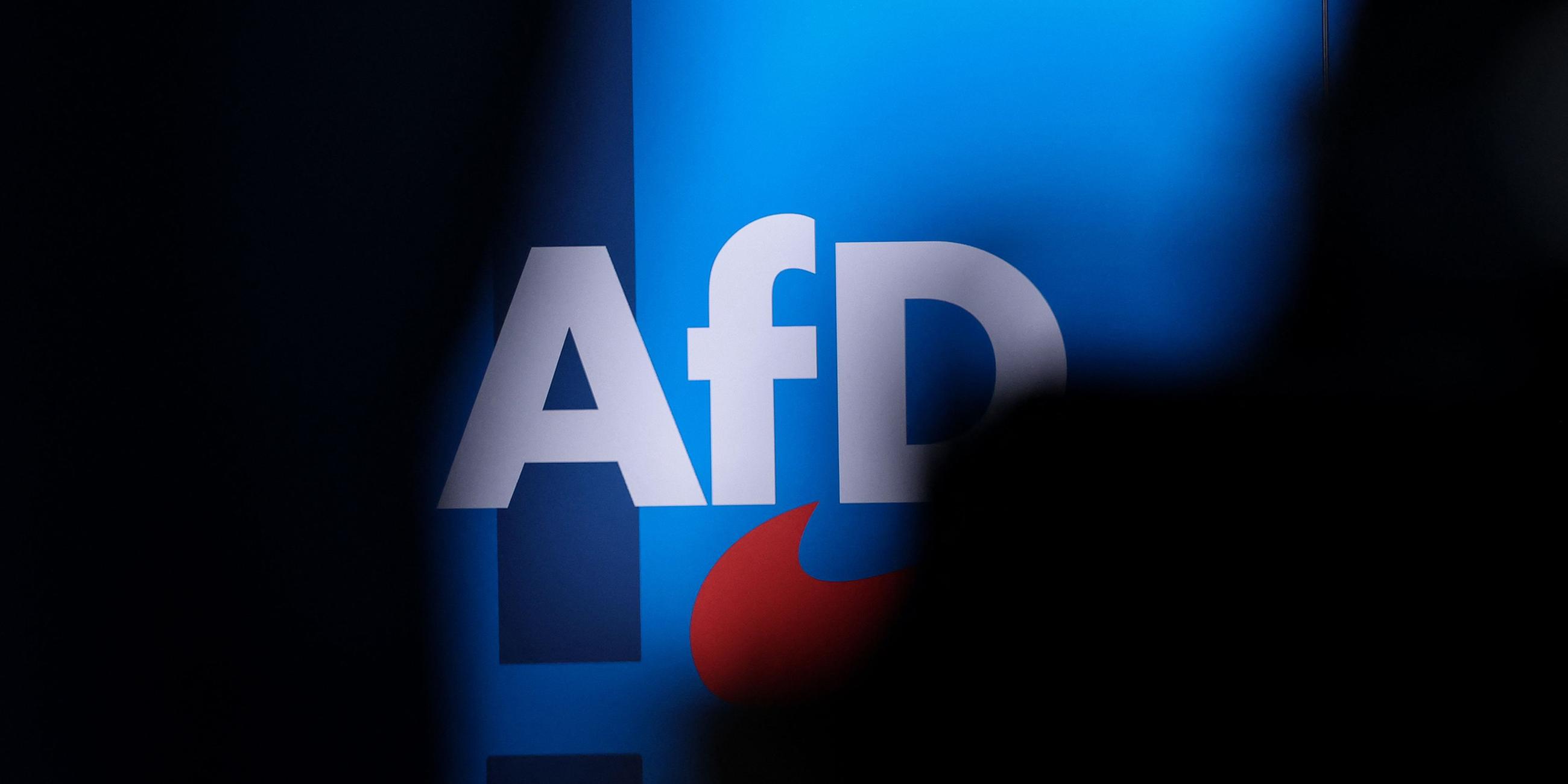 Das AfD-Logo ist während der Europawahlversammlung der deutschen rechtsextremen Partei Alternative für Deutschland (AfD) am 5. 8. 2023 auf dem Messegelände in Magdeburg, Ostdeutschland, abgebildet. 